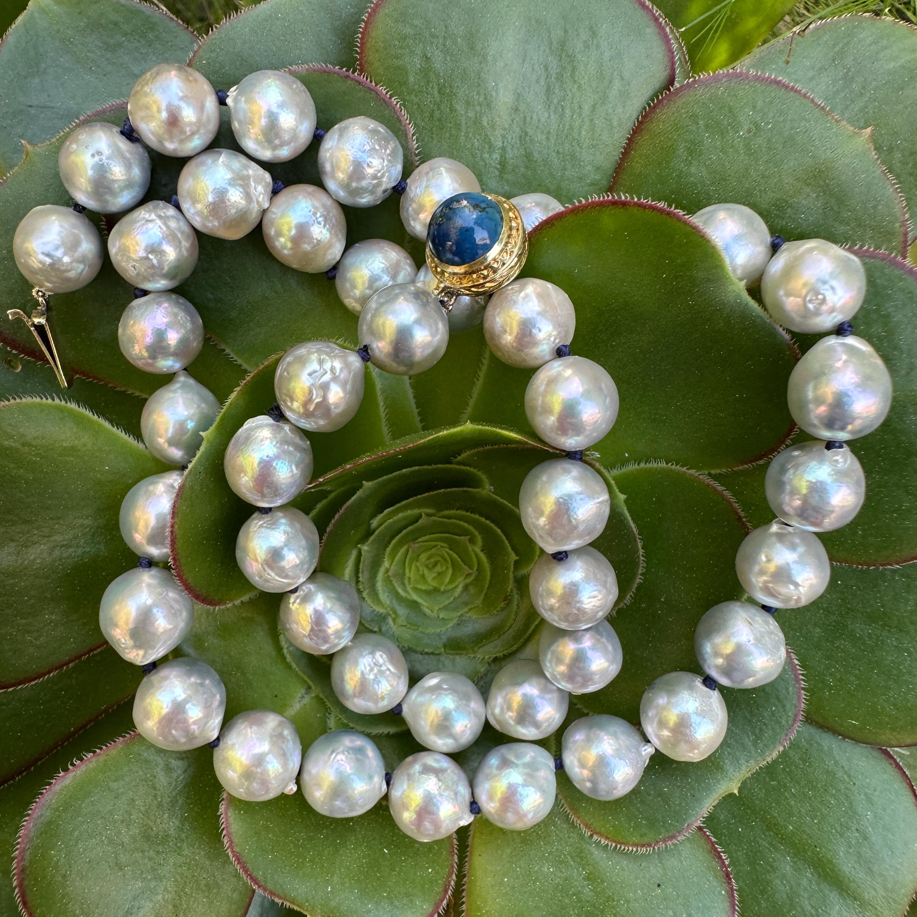 Ciondolo con drago di Lapis intagliato e collana di perle Akoya barocche da 9 mm in argento e blu da 18