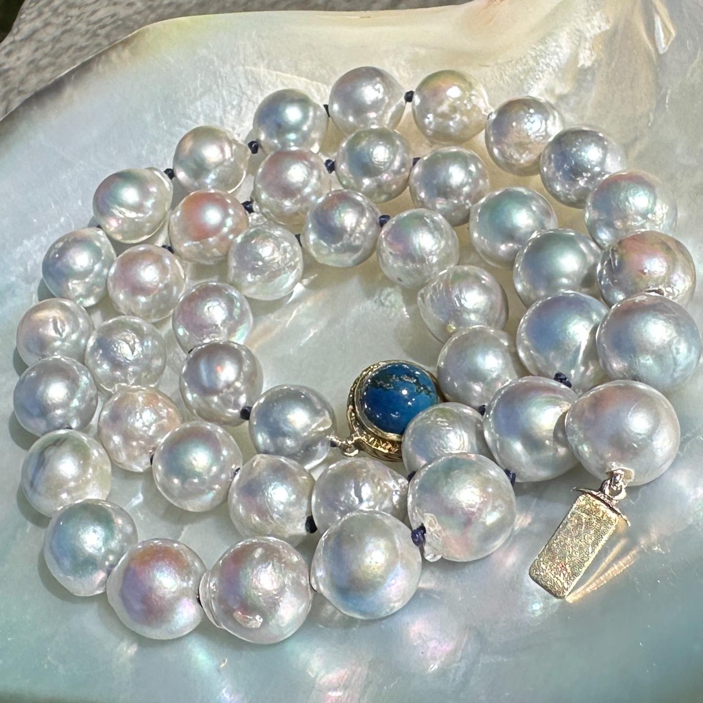 Ciondolo con drago di Lapis intagliato e collana di perle Akoya barocche da 9 mm in argento e blu da 18