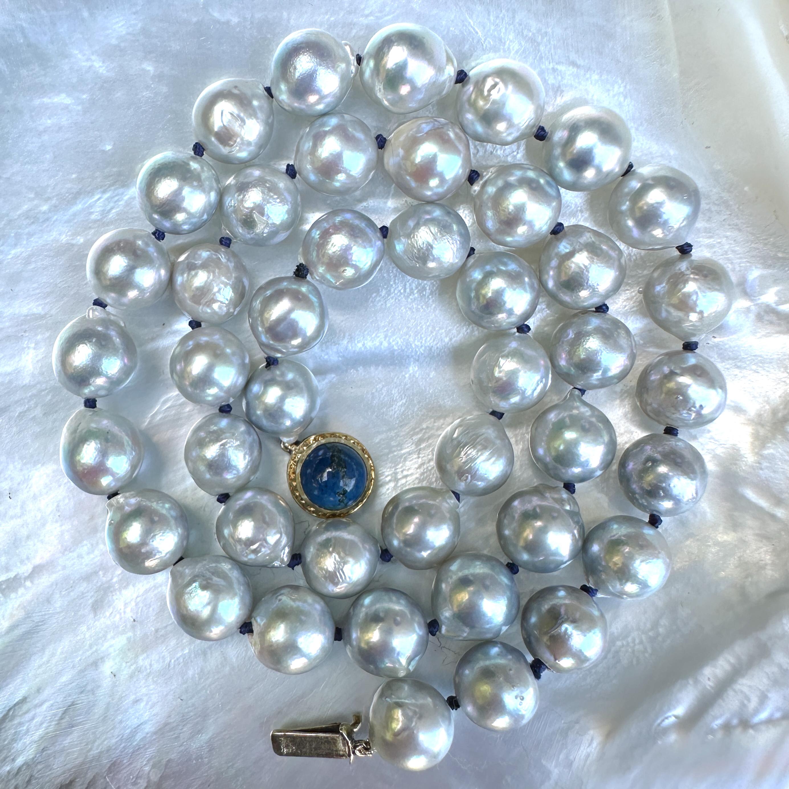 Ciondolo con drago di Lapis intagliato e collana di perle Akoya barocche da 9 mm in argento e blu da 18