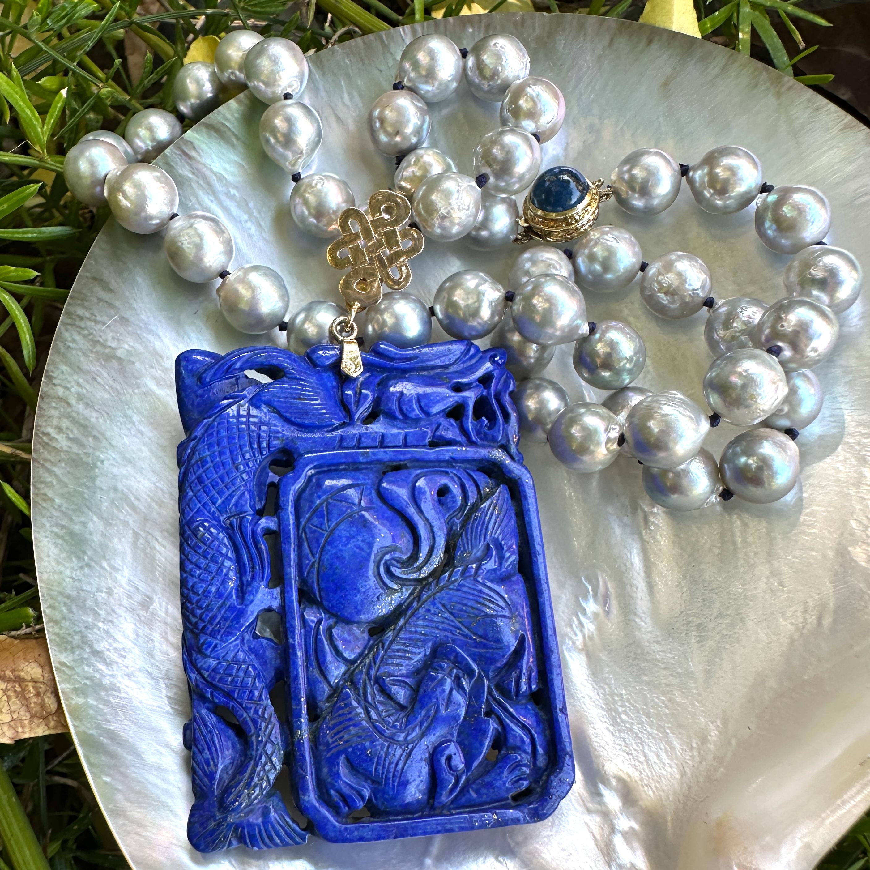 Contemporaneo Ciondolo con drago di Lapis intagliato e collana di perle Akoya barocche da 9 mm in argento e blu da 18