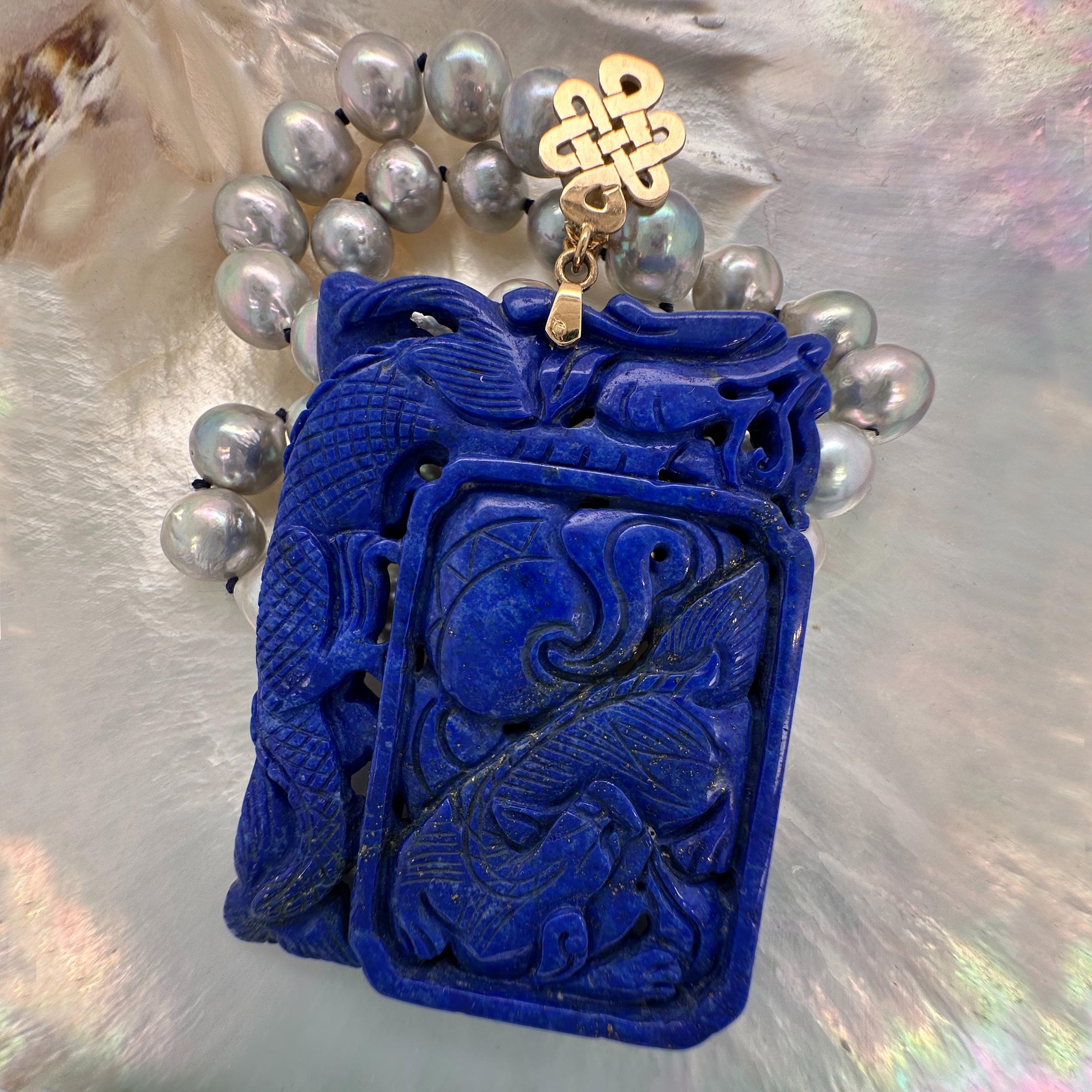 Grezzo Ciondolo con drago di Lapis intagliato e collana di perle Akoya barocche da 9 mm in argento e blu da 18