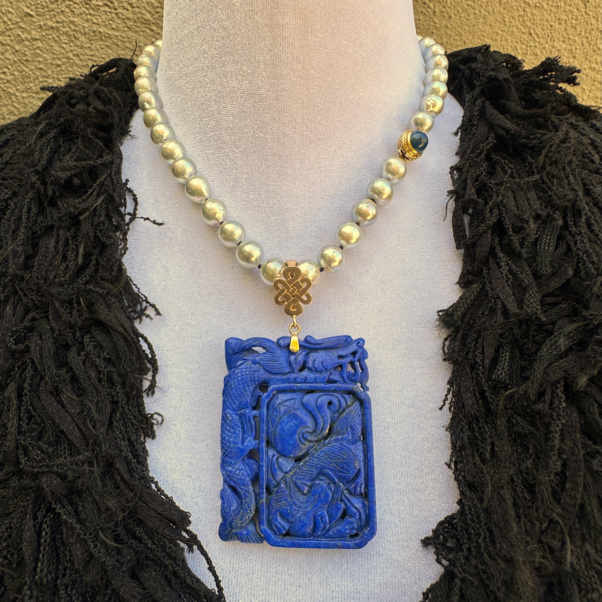 Uomo Ciondolo con drago di Lapis intagliato e collana di perle Akoya barocche da 9 mm in argento e blu da 18