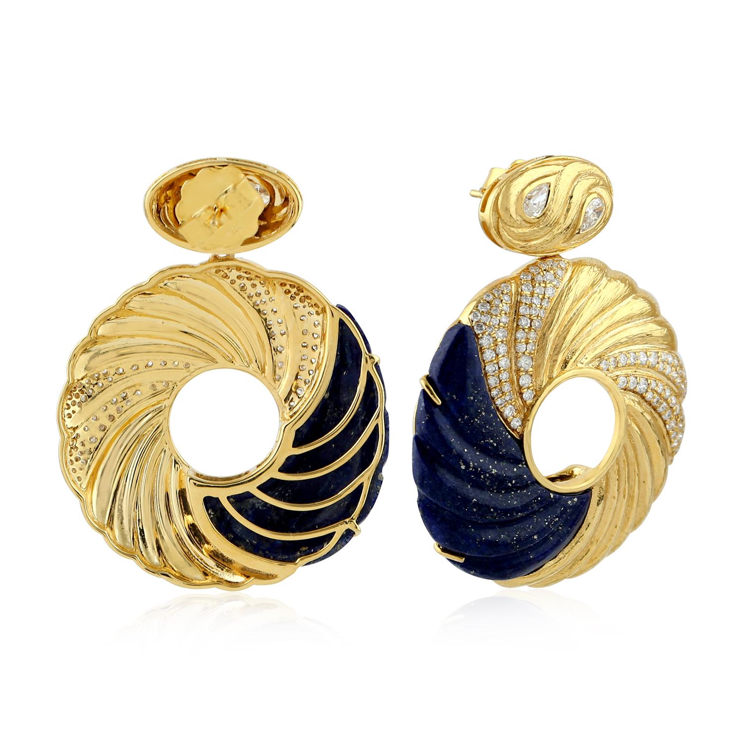 Art nouveau Boucles d'oreilles de style ethnique en or 18 carats avec lapis sculpté et diamants en vente