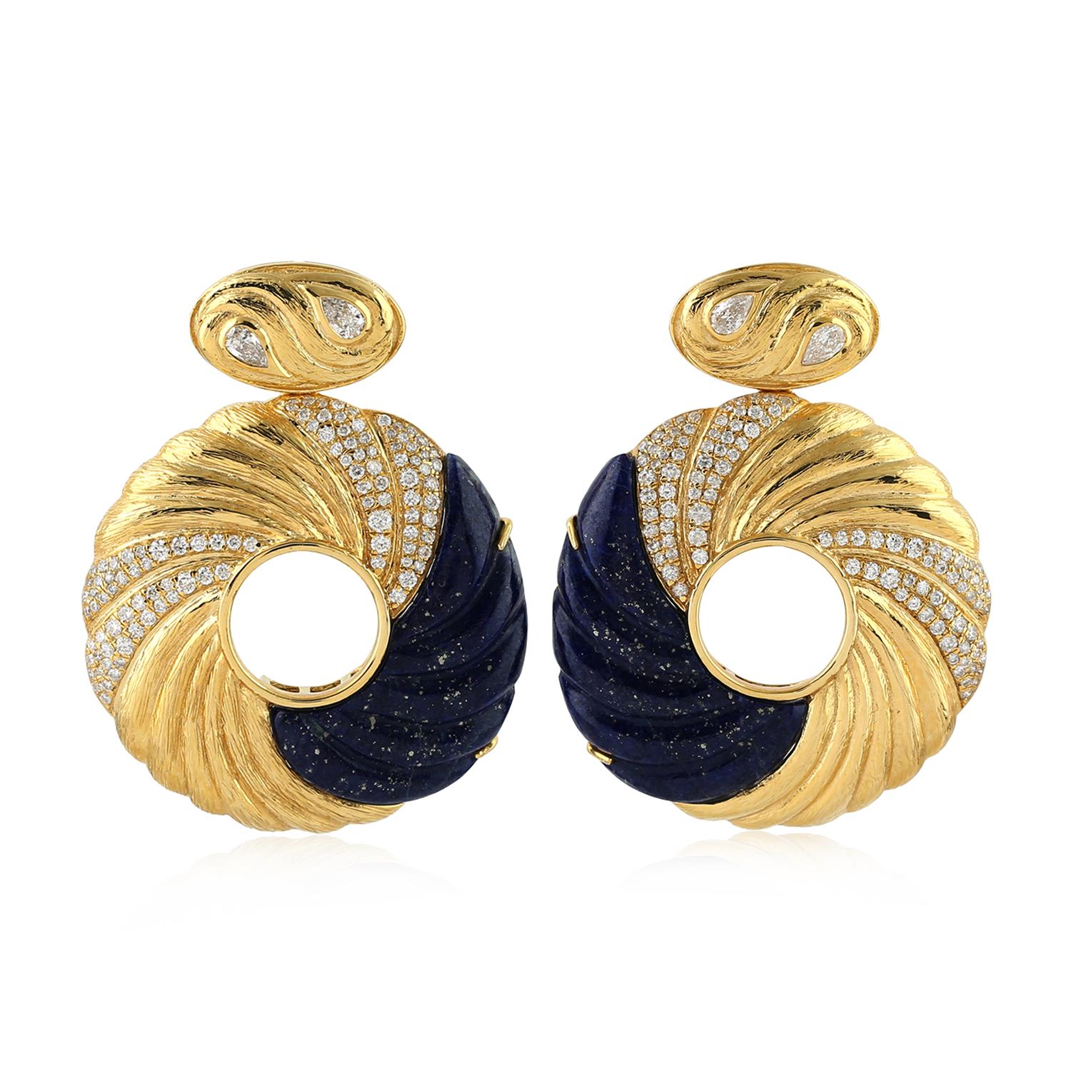 Taille mixte Boucles d'oreilles de style ethnique en or 18 carats avec lapis sculpté et diamants en vente