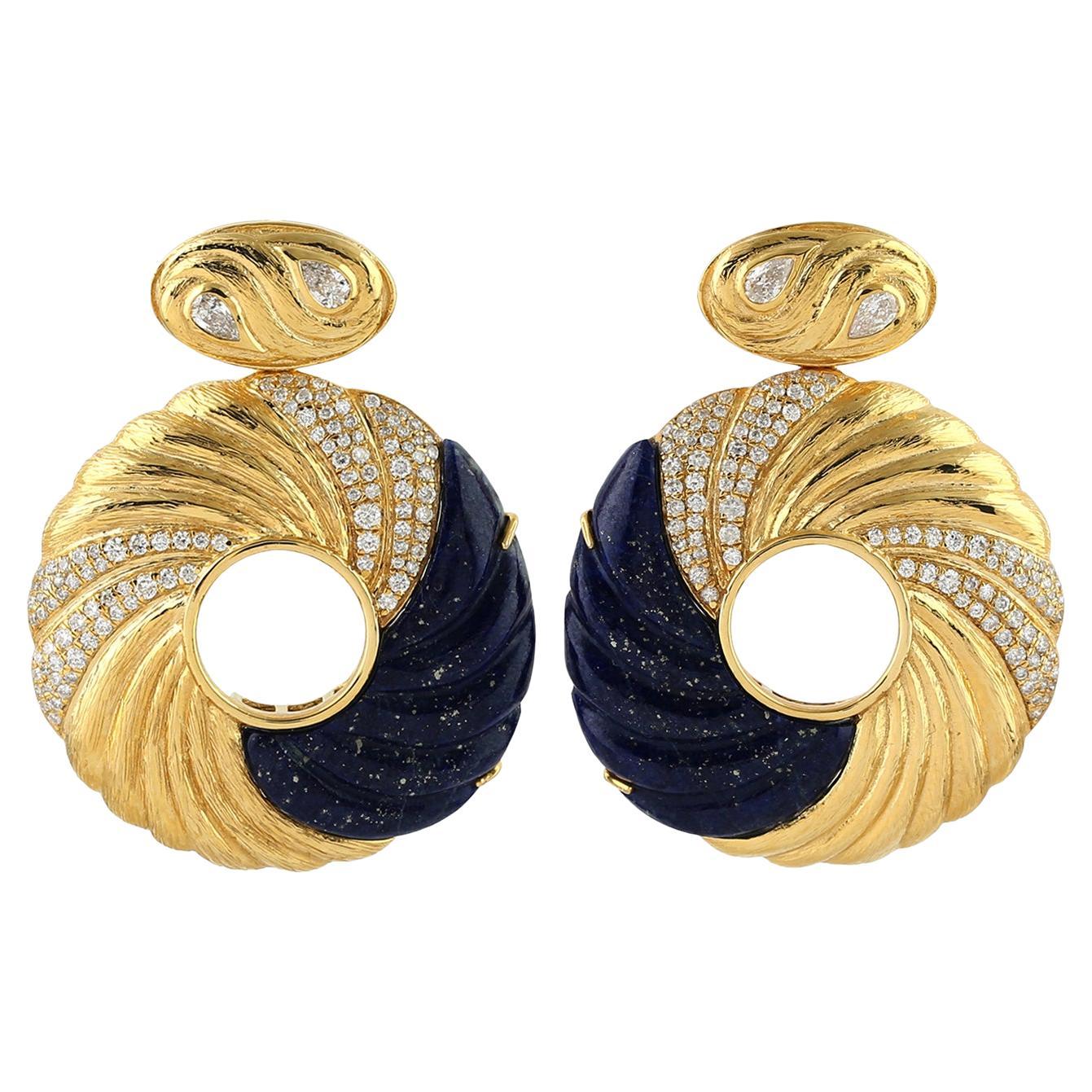 Boucles d'oreilles de style ethnique en or 18 carats avec lapis sculpté et diamants