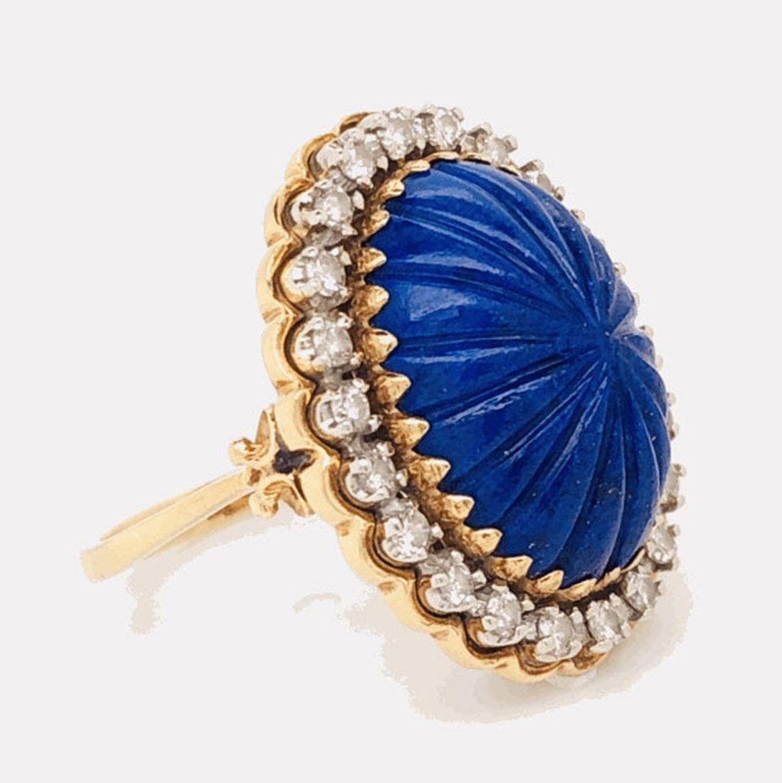 Carved Lapis Lazuli and Diamond Cocktail 18 Karat Gold Ring Estate Fine Jewelry In Excellent Condition In Montreal, QC