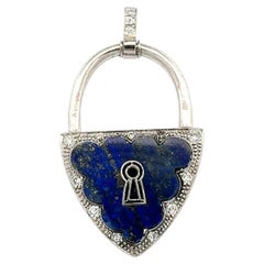 Geschnitzter Lapislazuli und OEC-Diamant Platin Anhänger mit offenem Schloss