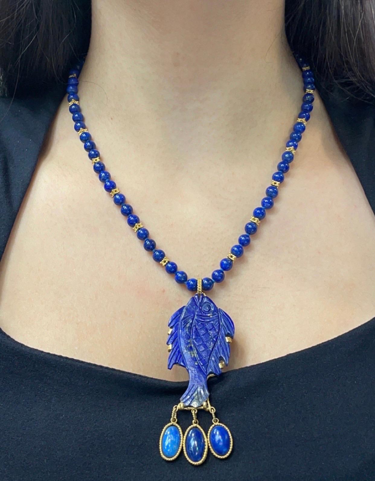 Collana di Lapislazzuli intagliati

Una collana di lapislazzuli con perline e un ciondolo a forma di pesce intagliato. 

Lunghezza approssimativa: 19 pollici
Dimensioni della perla di lapislazzuli: circa 6 mm
Tipo di metallo: oro giallo