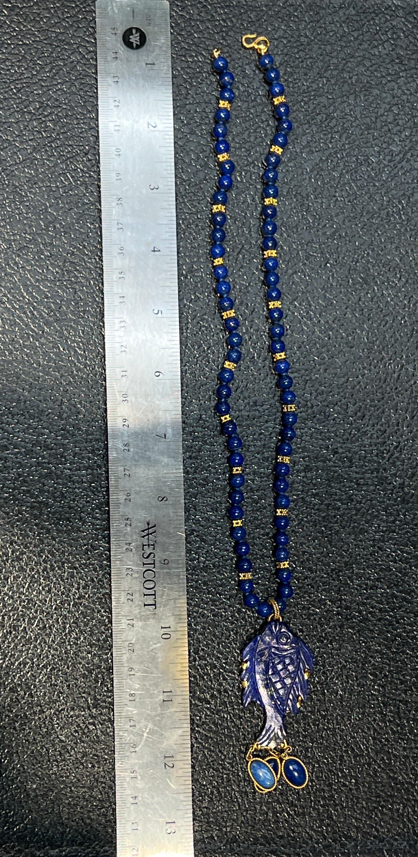Collana di pesci in lapislazzuli intagliati In condizioni ottime in vendita a New York, NY