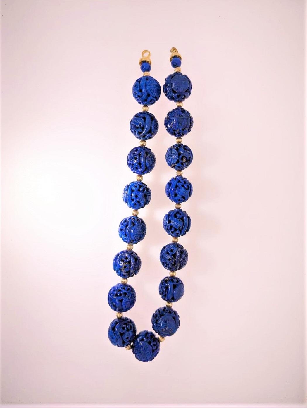 Die 17 Lapislazuli-Perlen mit chinesischem Schliff sind gleichmäßig aufeinander abgestimmt und von seltener Farbe für Perlen mit chinesischem Schliff.  Zwischen den Perlen befindet sich eine 5 mm große gewellte Goldperle.  Der Verschluss der
