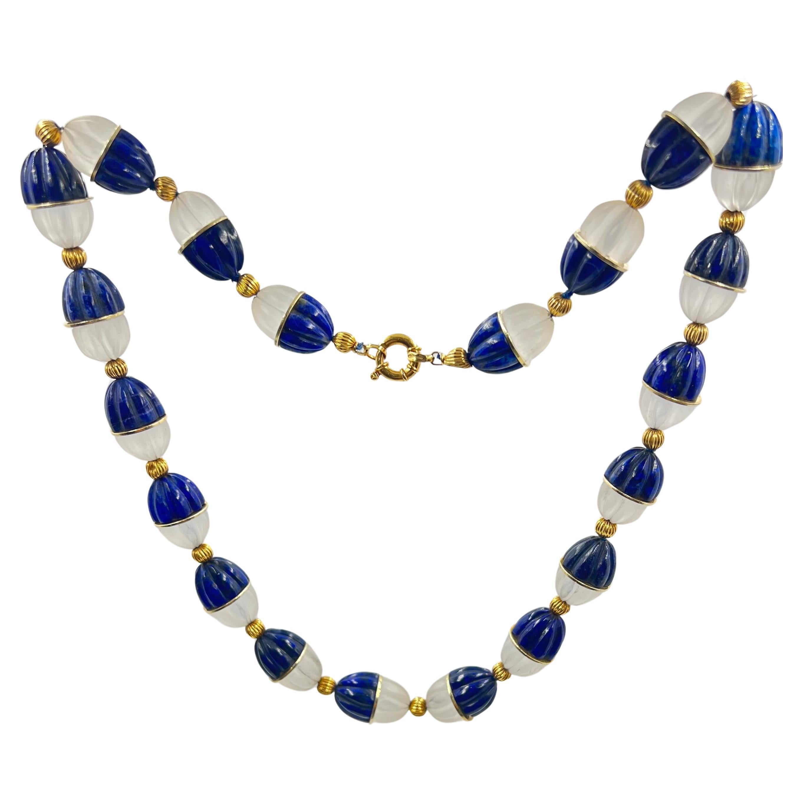 Geschnitzte Lapislazuli-Bergkristall-Goldperlenkette (Perle) im Angebot