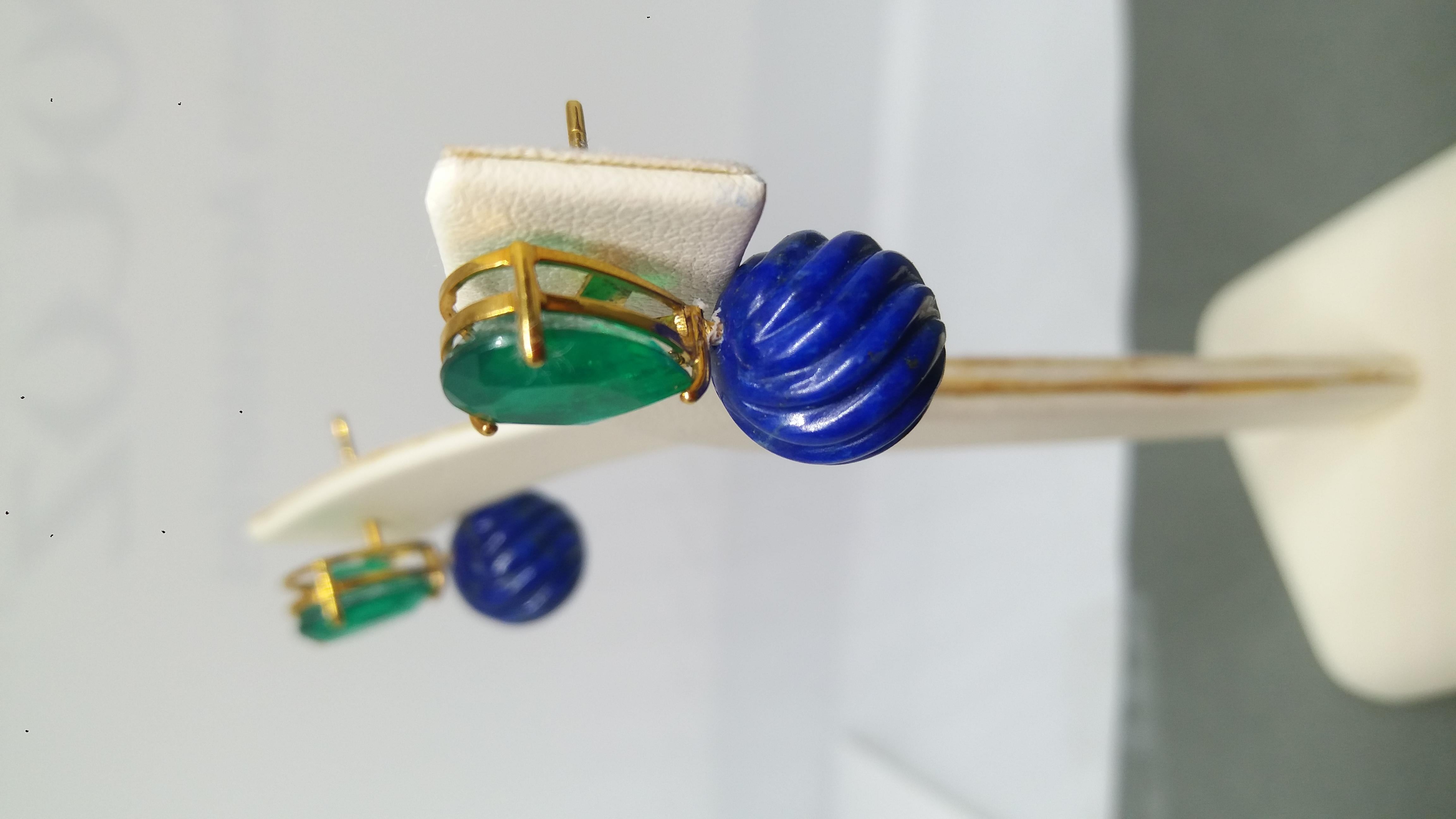 Carved Lapis Lazuli Round Beads Green Quartz 14 Karat Yellow Gold Earrings In Good Condition In Bangkok, TH