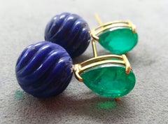 Boucles d'oreilles en or jaune 14 carats avec perles rondes sculptées en lapis-lazuli et quartz vert