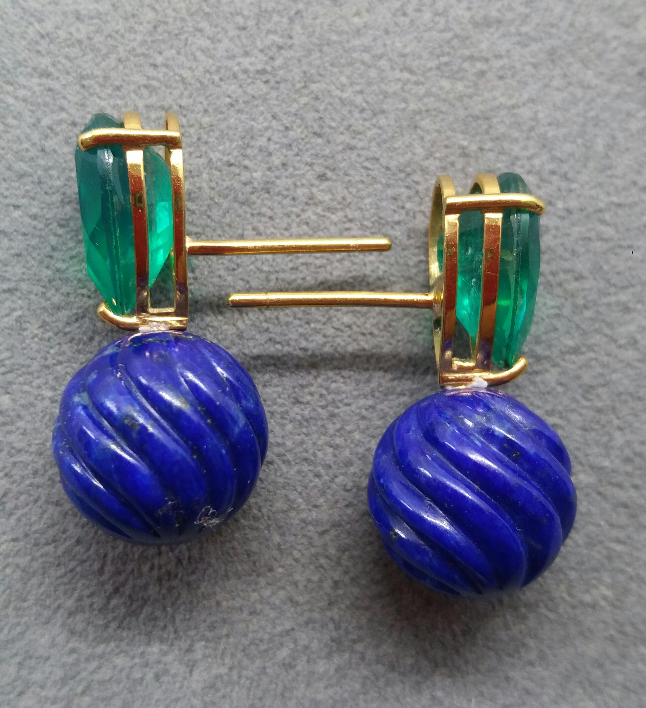 Carved Lapis Lazuli Round Beads Green Quartz 14 Karat Yellow Gold Earrings In Excellent Condition For Sale In Bangkok, TH
