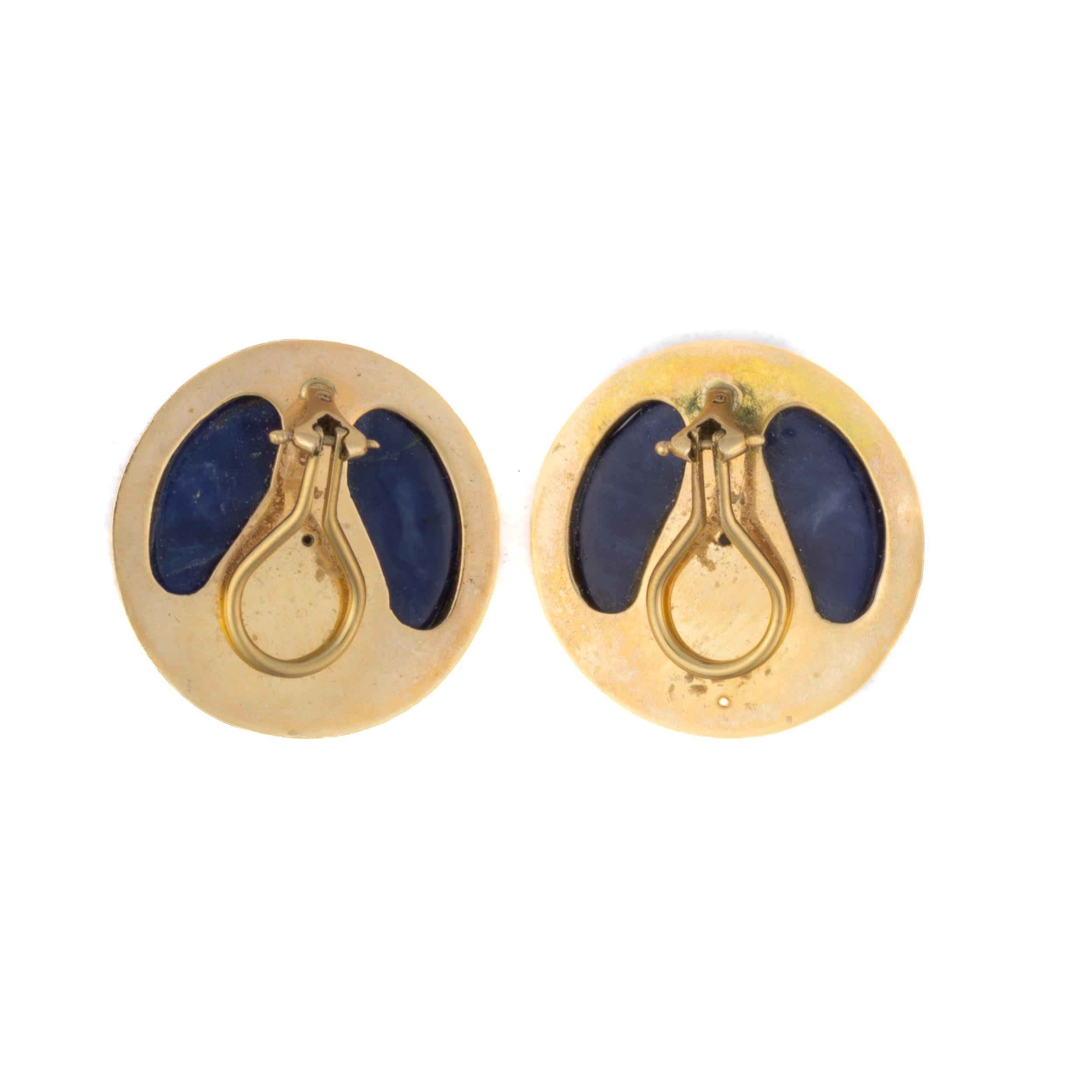 Pendientes redondos de lapislázuli tallado

Descripción:
Un atrevido y escultural par de pendientes redondos con lapislázuli profundamente tallado en un rico tono azul real, engastados en bisel dentro de lisos marcos de oro amarillo. El diseño