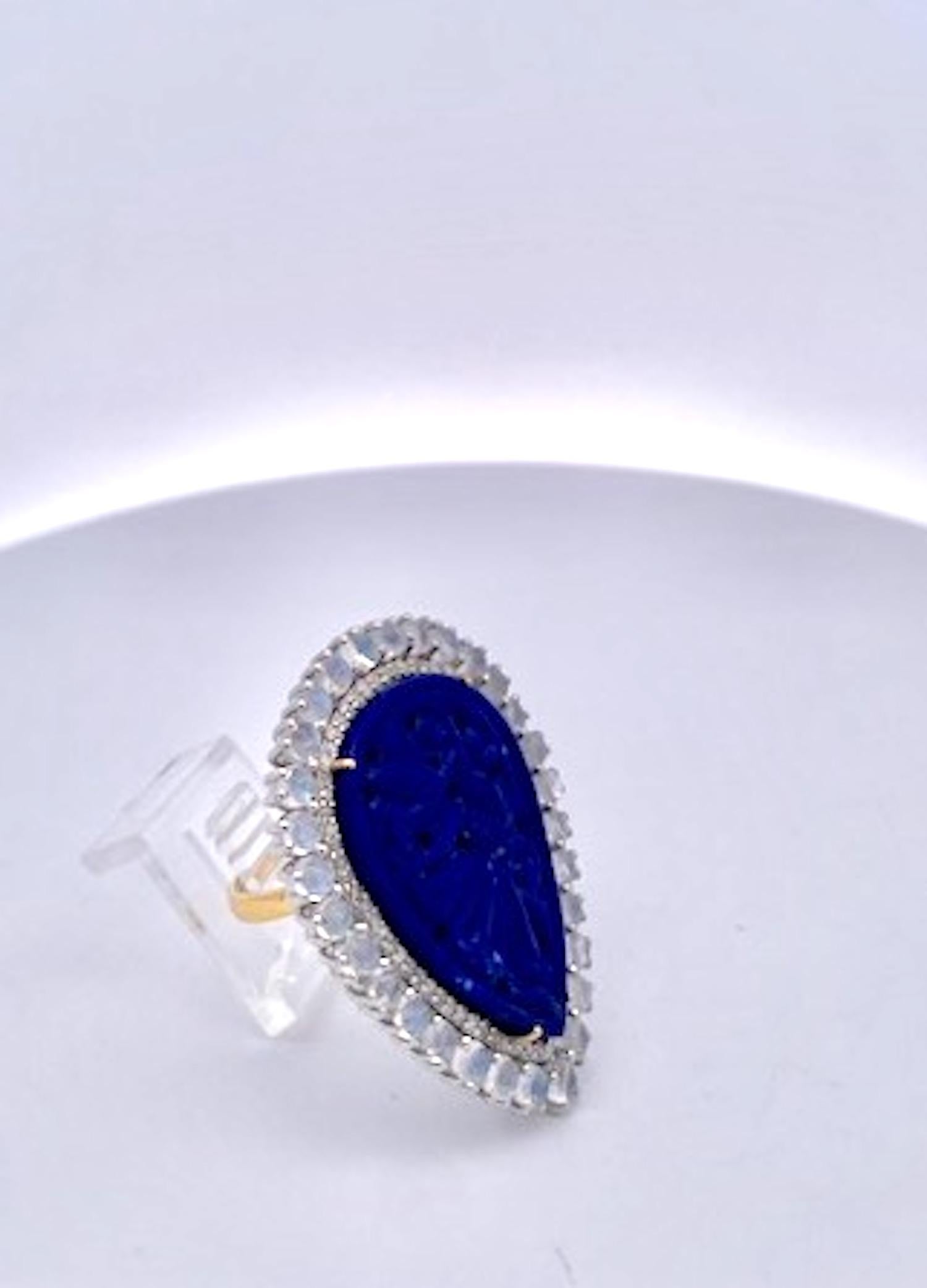 Questo anello di Lapis intagliato è speciale e si abbina a un altro dei miei annunci di orecchini.  Si tratta di un bellissimo blu senza pirite, molto pulito.  Questo anello ha una grande pietra di Lapis di 18,90 carati e include un piccolo bordo di