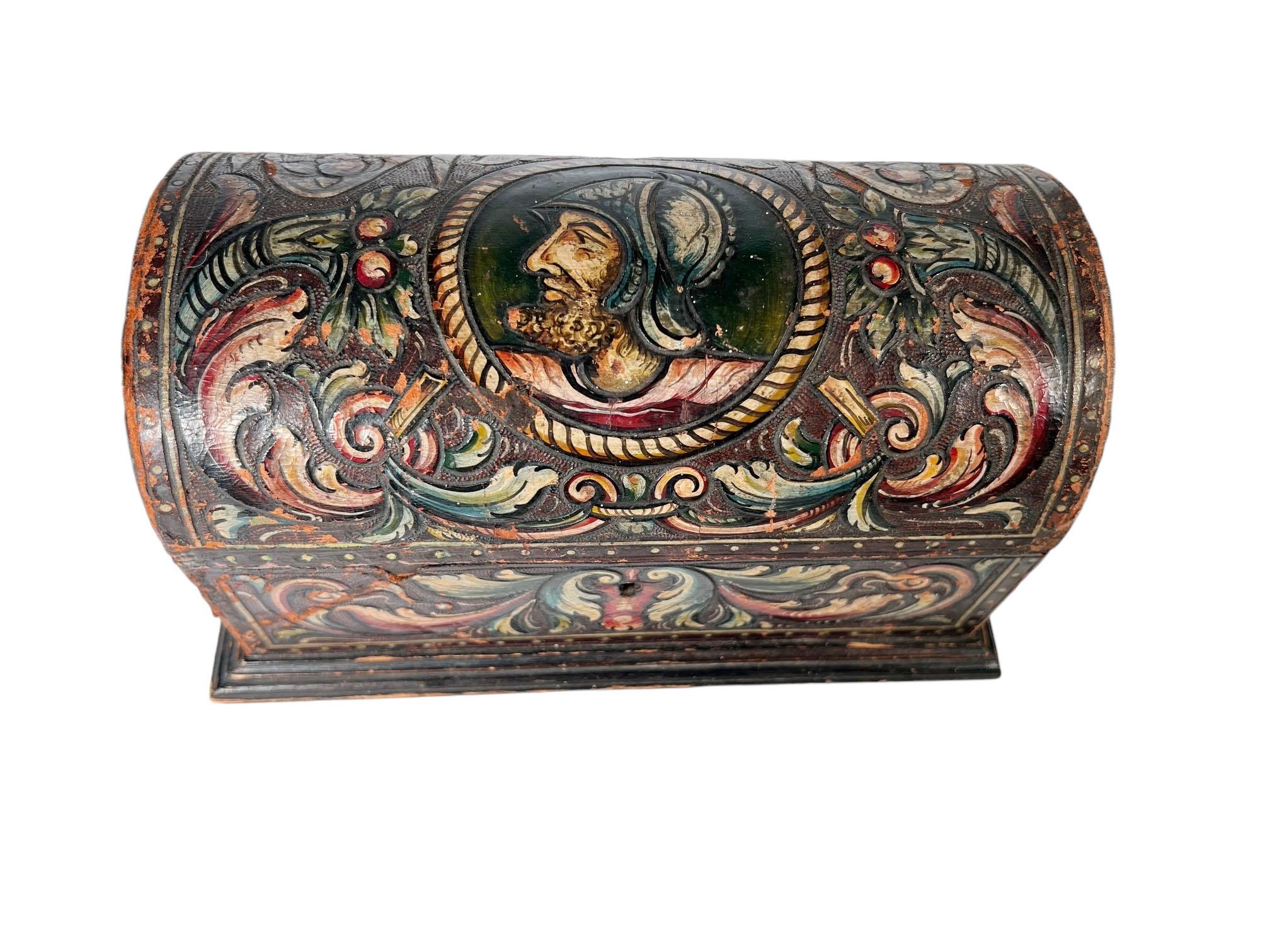 Caja superior de cúpula tallada en cuero con guerrero. Interior de seda roja. España, siglo XIX. 