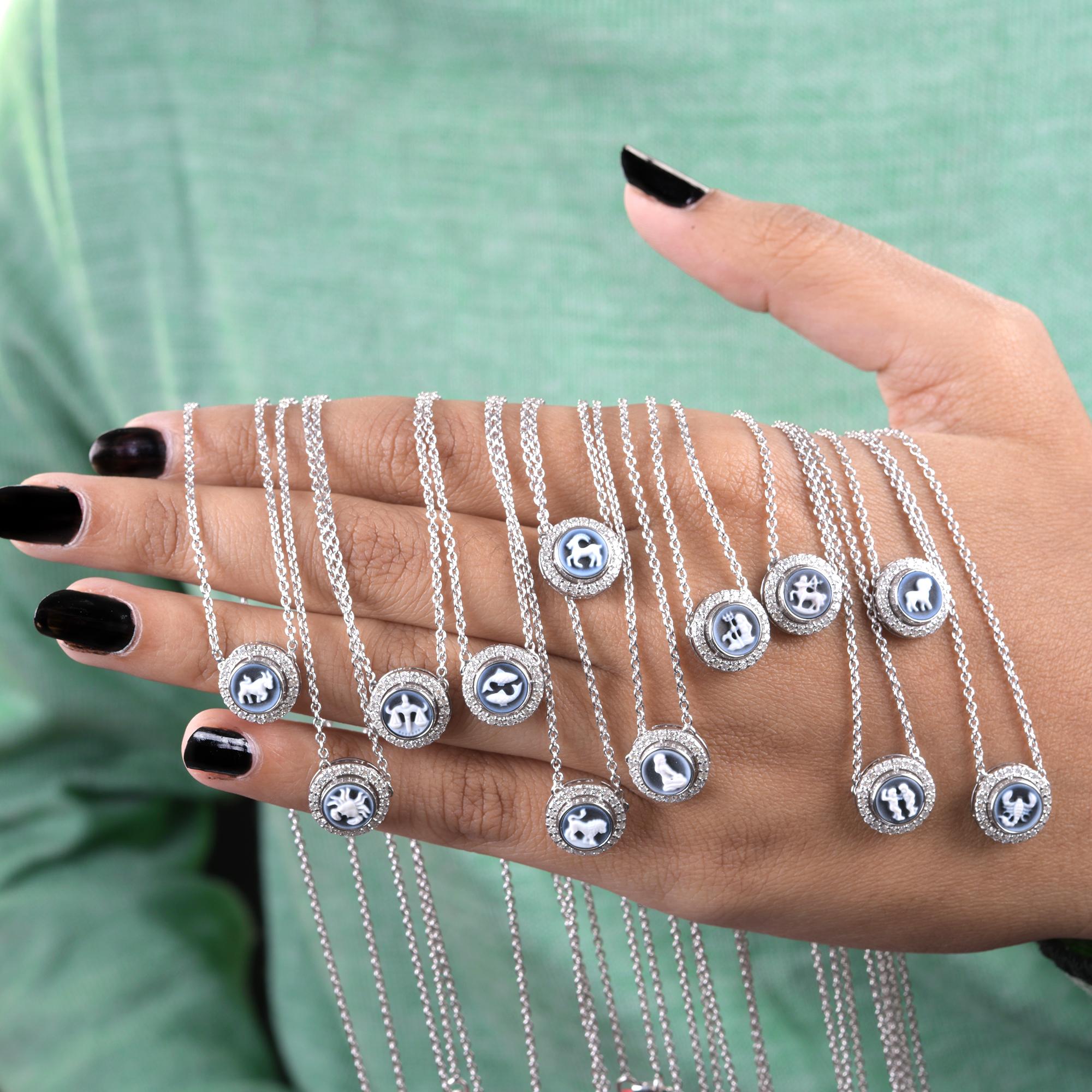 Machen Sie eine kühne Aussage mit diesem exquisiten Leo Carving Edelstein Zodiac Diamant Charme Halskette. Das aus 14-karätigem Weißgold gefertigte Schmuckstück zeigt ein sorgfältig geschnitztes und mit funkelnden Diamanten besetztes Zodiac-Symbol