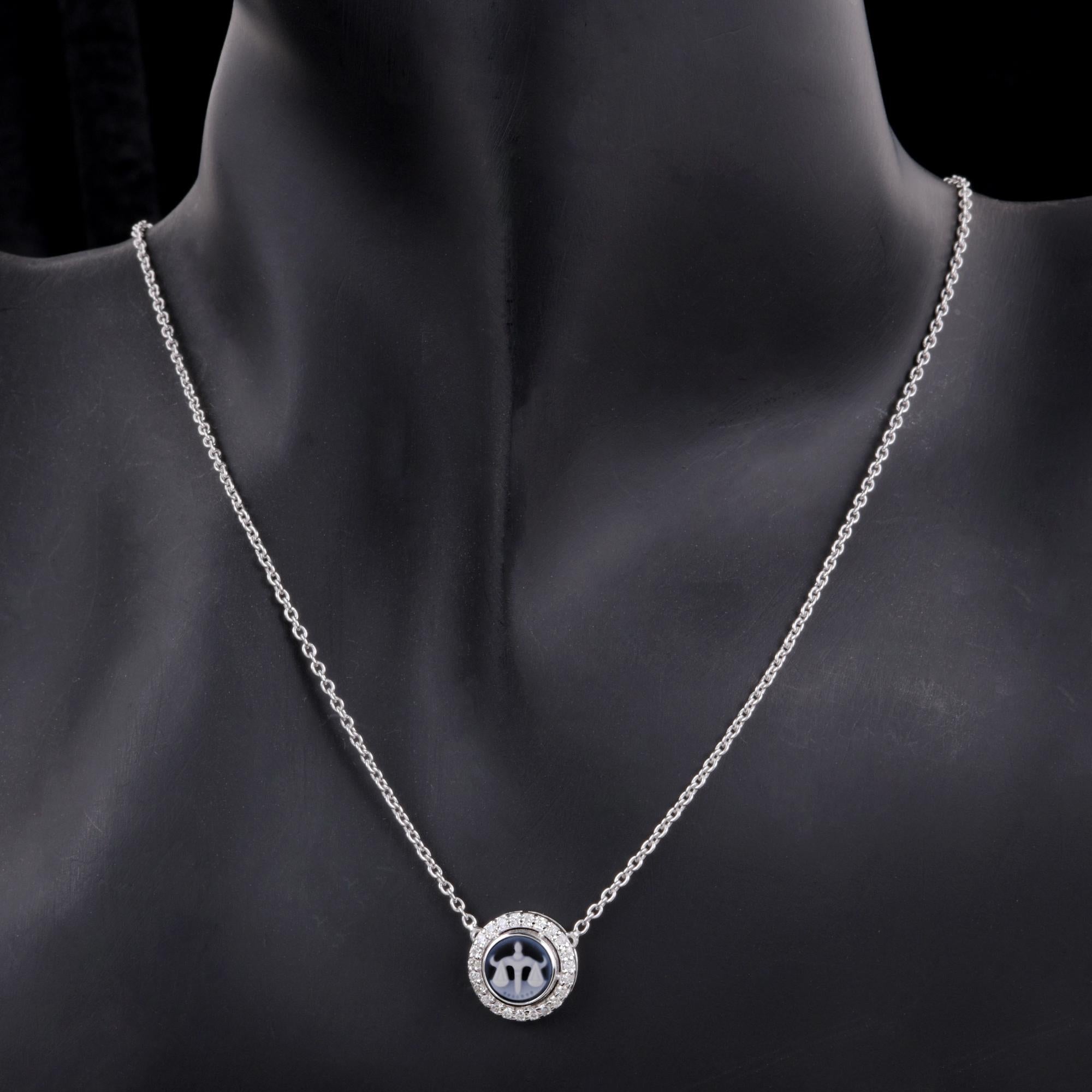 Célébrez votre identité astrologique avec ce collier à breloques du signe du zodiaque de la Balance. Avec son pavé de diamants, sa fabrication en or blanc 14 carats et son design complexe, il est une représentation étonnante de votre fierté de