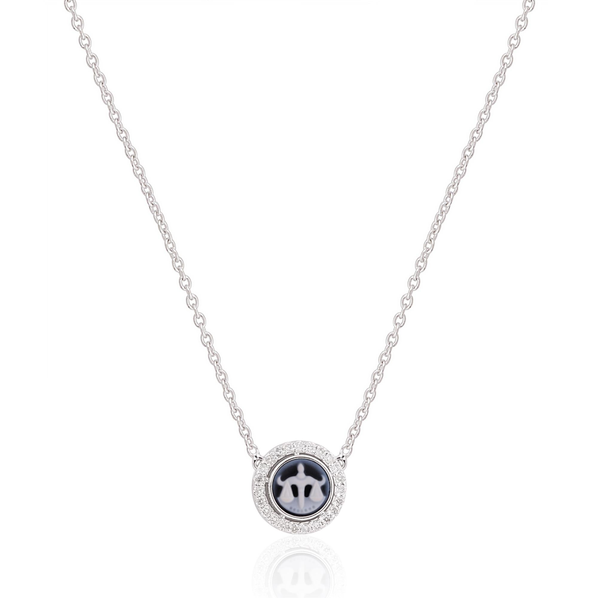 Moderne Collier pendentif à breloques en or blanc 14 carats avec diamants pavés, sculpté en forme de Balance Zodiac en vente