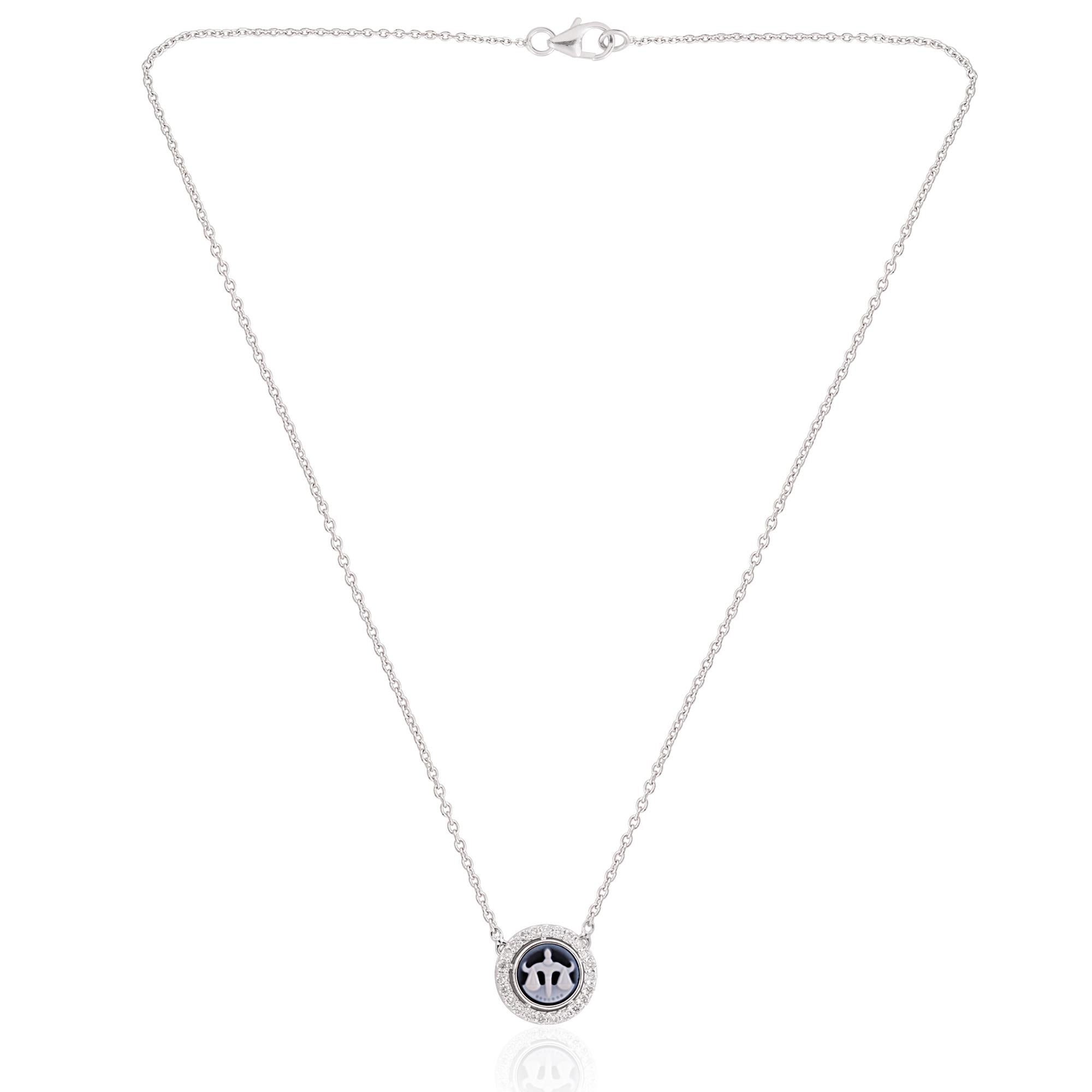 Collier pendentif à breloques en or blanc 14 carats avec diamants pavés, sculpté en forme de Balance Zodiac en vente 1