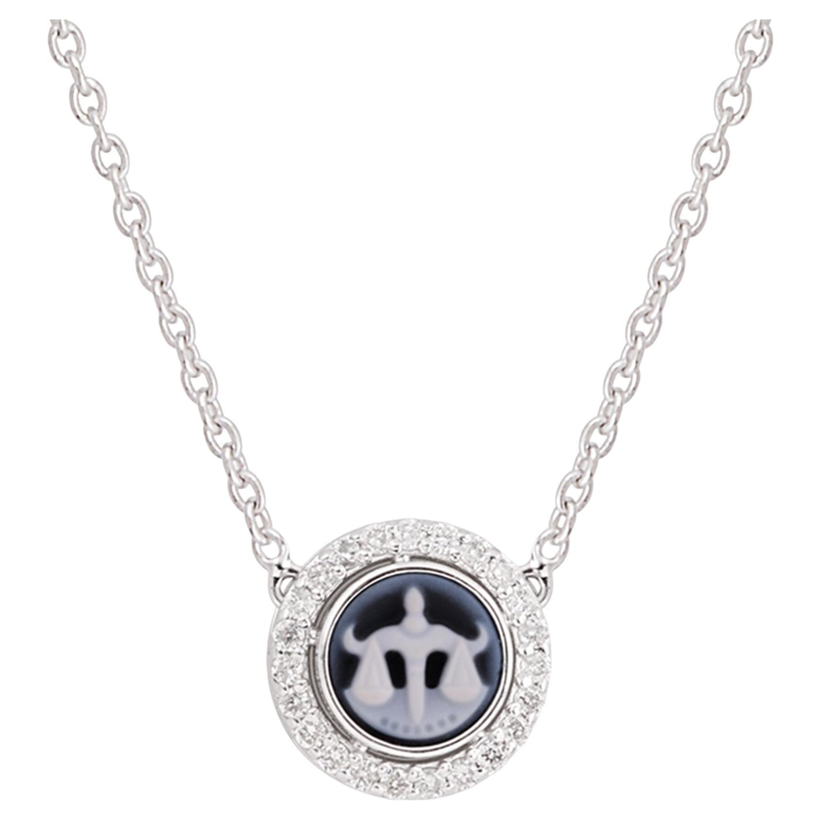 Collier pendentif à breloques en or blanc 14 carats avec diamants pavés, sculpté en forme de Balance Zodiac en vente 2