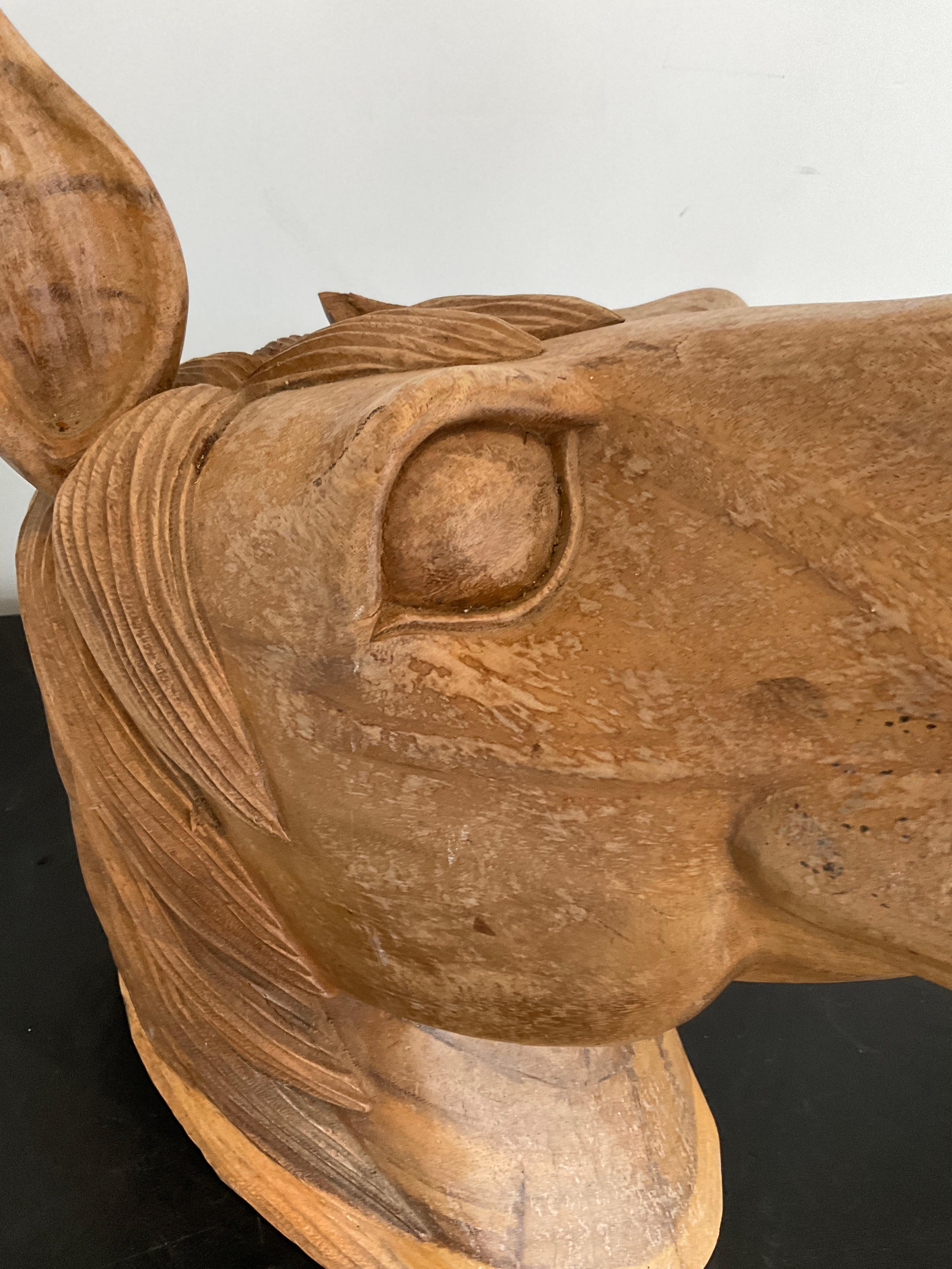 Tête de cheval en bois sculptée grandeur nature en vente 5