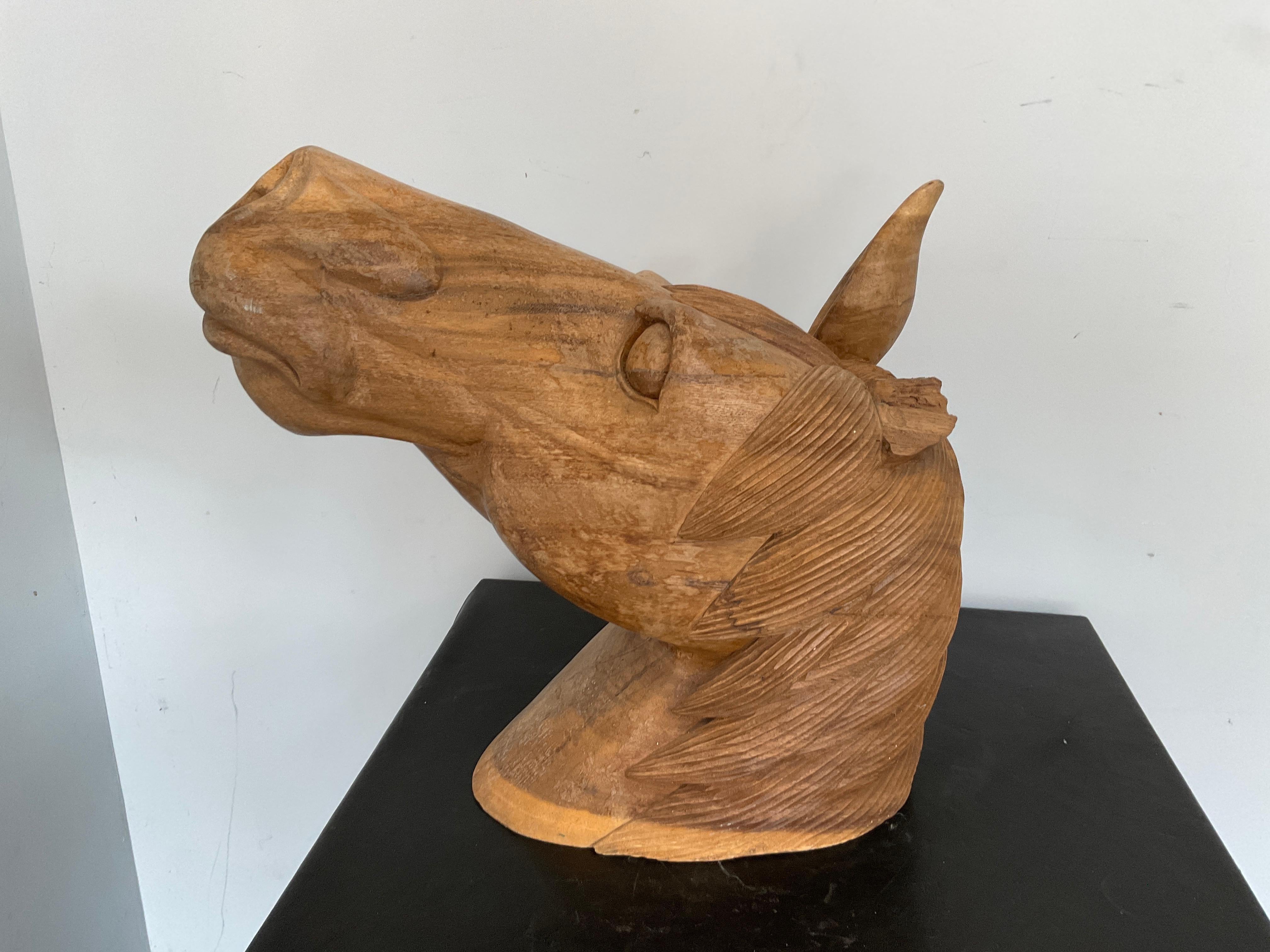 Tête de cheval en bois sculptée grandeur nature en vente 1