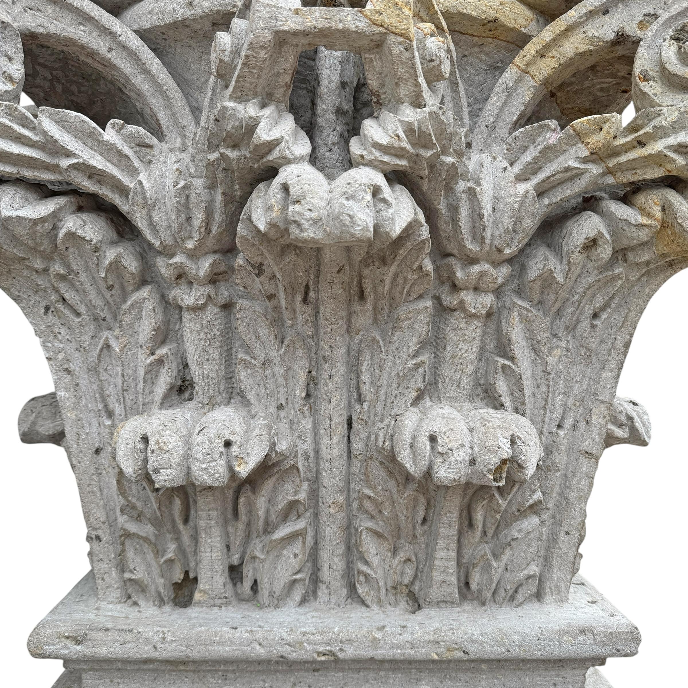 Geschnitzter korinthischer Pilaster-Konsolentisch aus Kalkstein im Angebot 4
