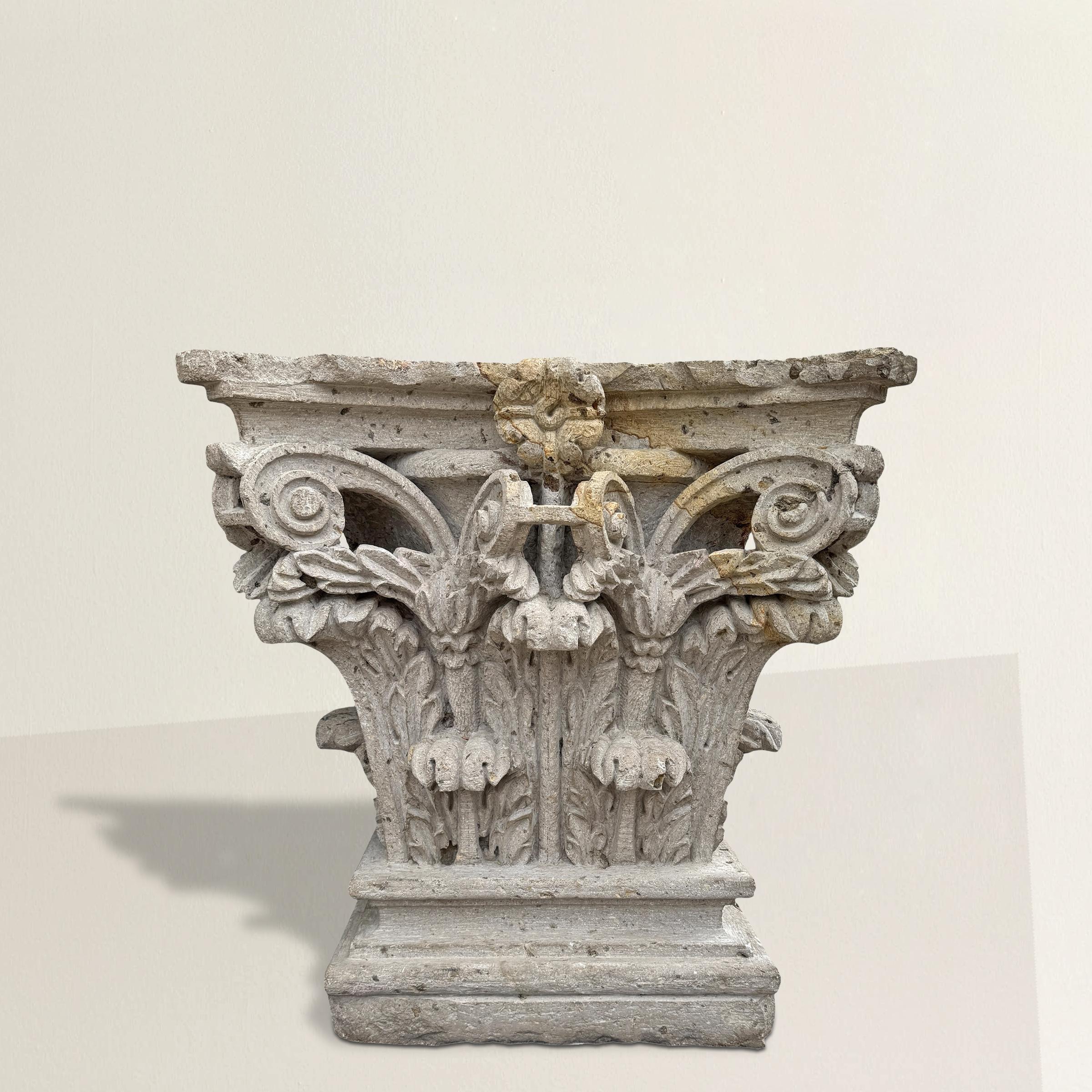 Dieses aus massivem Kalkstein handgeschnitzte amerikanische korinthische Pilasterkapitell aus dem 20. Jahrhundert ist ein atemberaubendes Relikt des klassischen Designs, reich an Geschichte und architektonischer Romantik. Die gewölbten Ecken und die