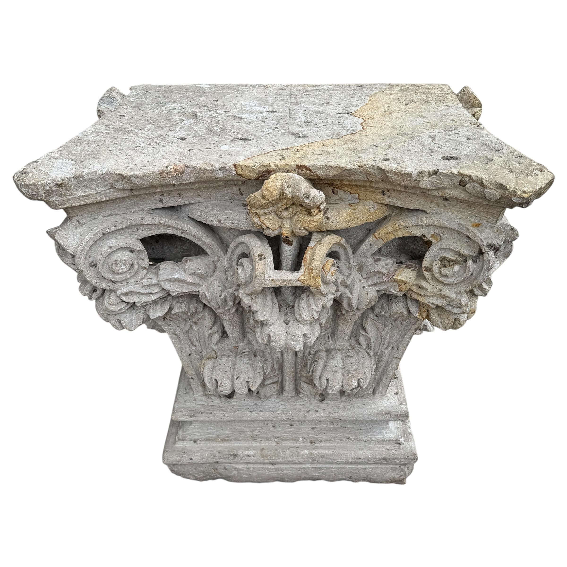Geschnitzter korinthischer Pilaster-Konsolentisch aus Kalkstein (Klassisch-römisch) im Angebot