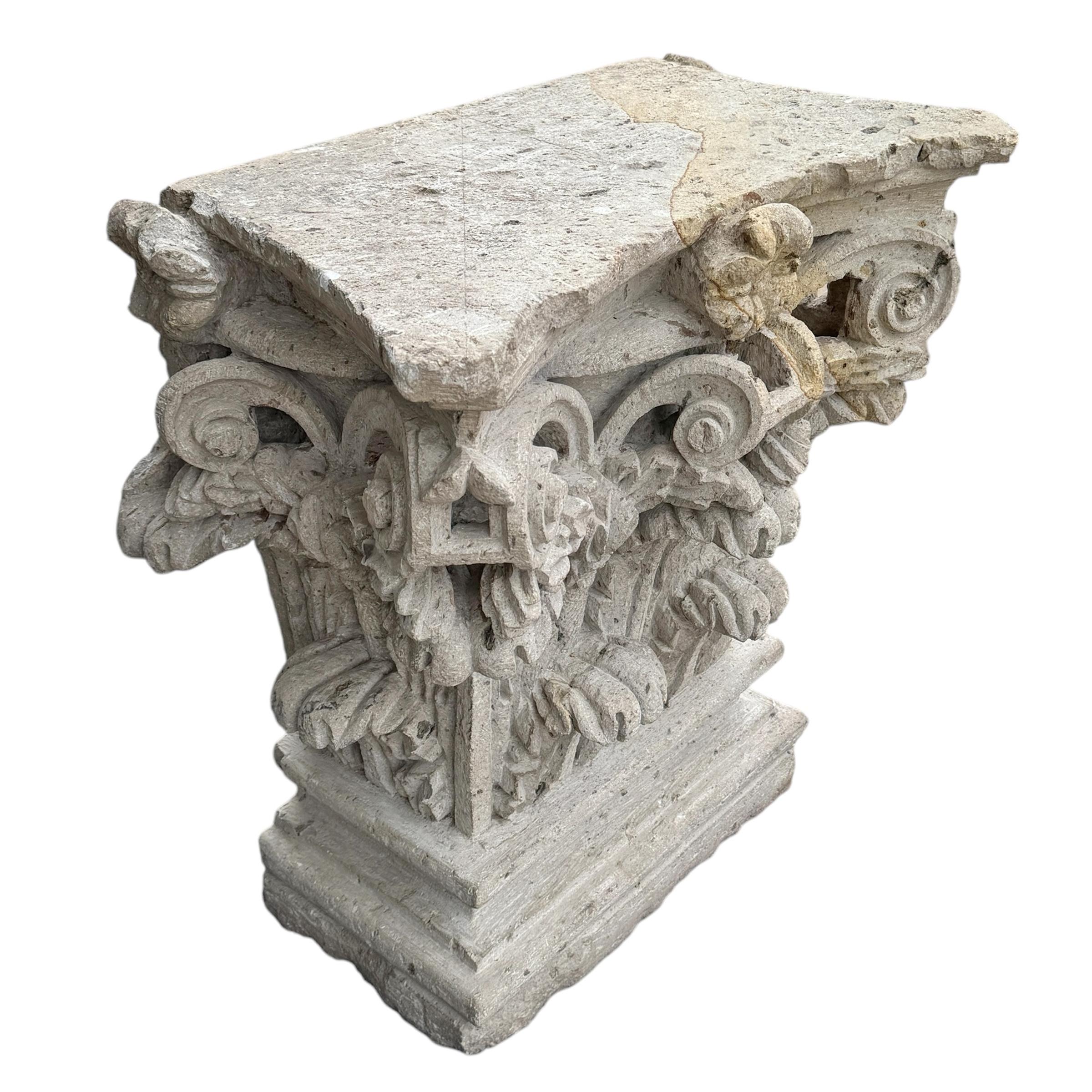 Geschnitzter korinthischer Pilaster-Konsolentisch aus Kalkstein (amerikanisch) im Angebot