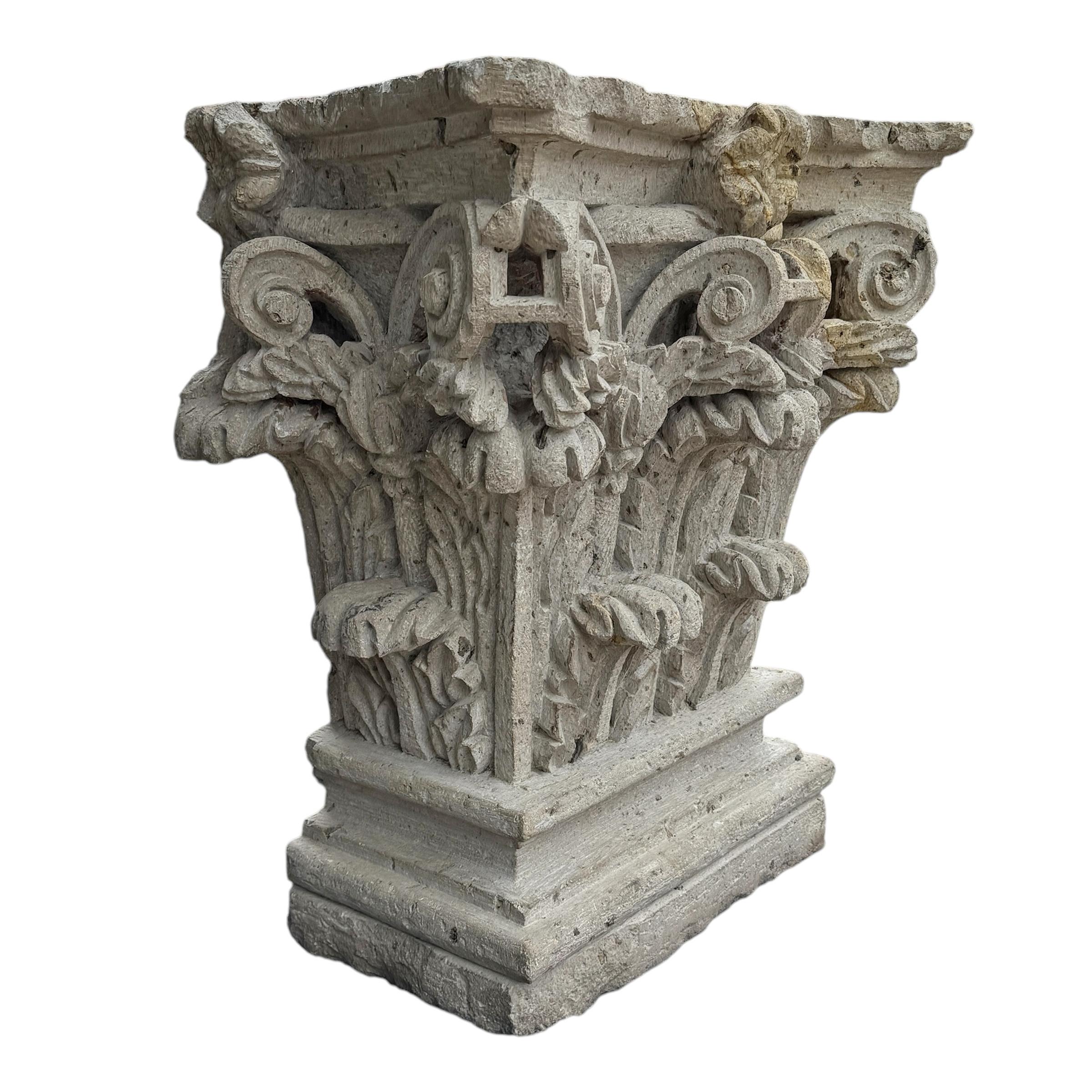 Geschnitzter korinthischer Pilaster-Konsolentisch aus Kalkstein (Handgeschnitzt) im Angebot