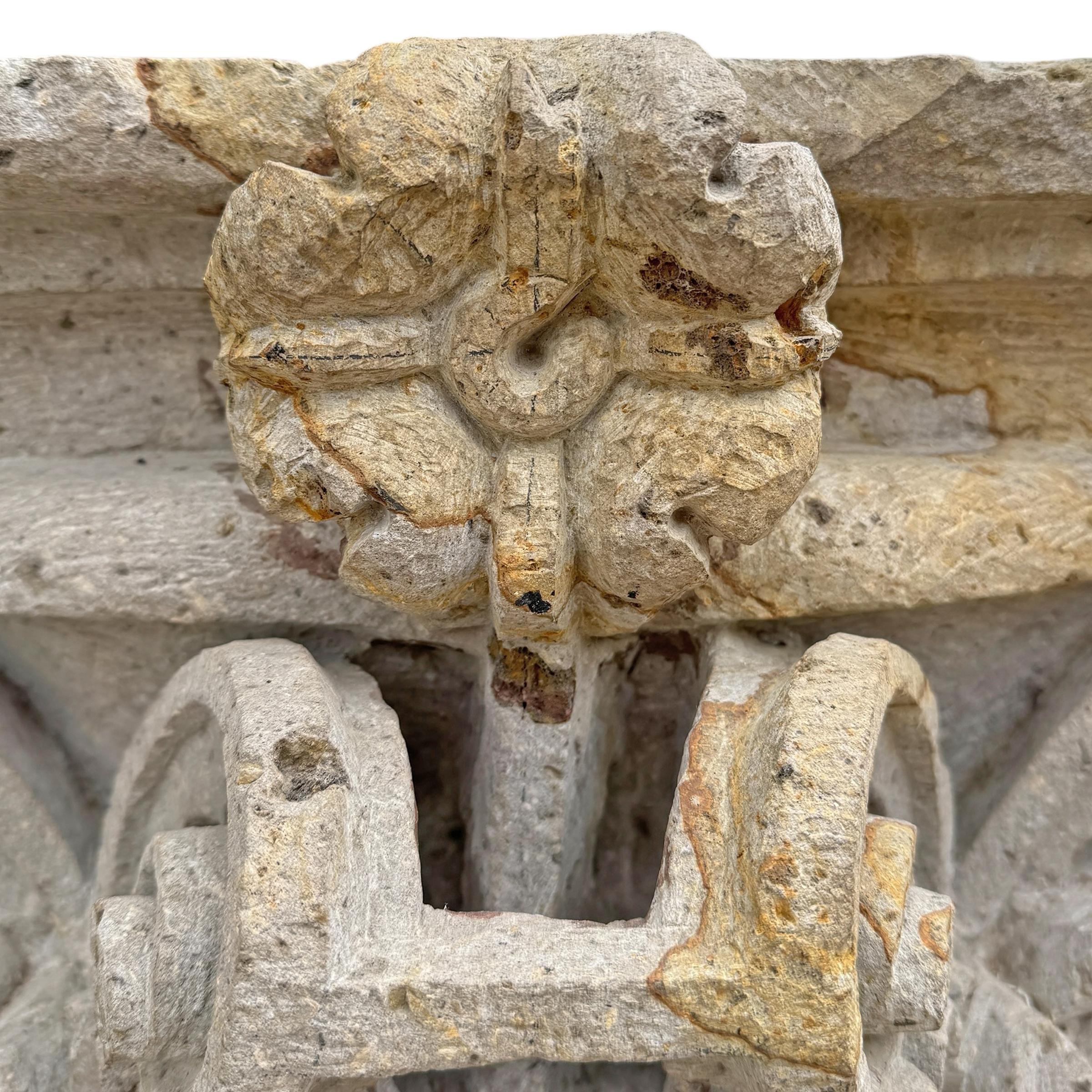 Geschnitzter korinthischer Pilaster-Konsolentisch aus Kalkstein im Angebot 1