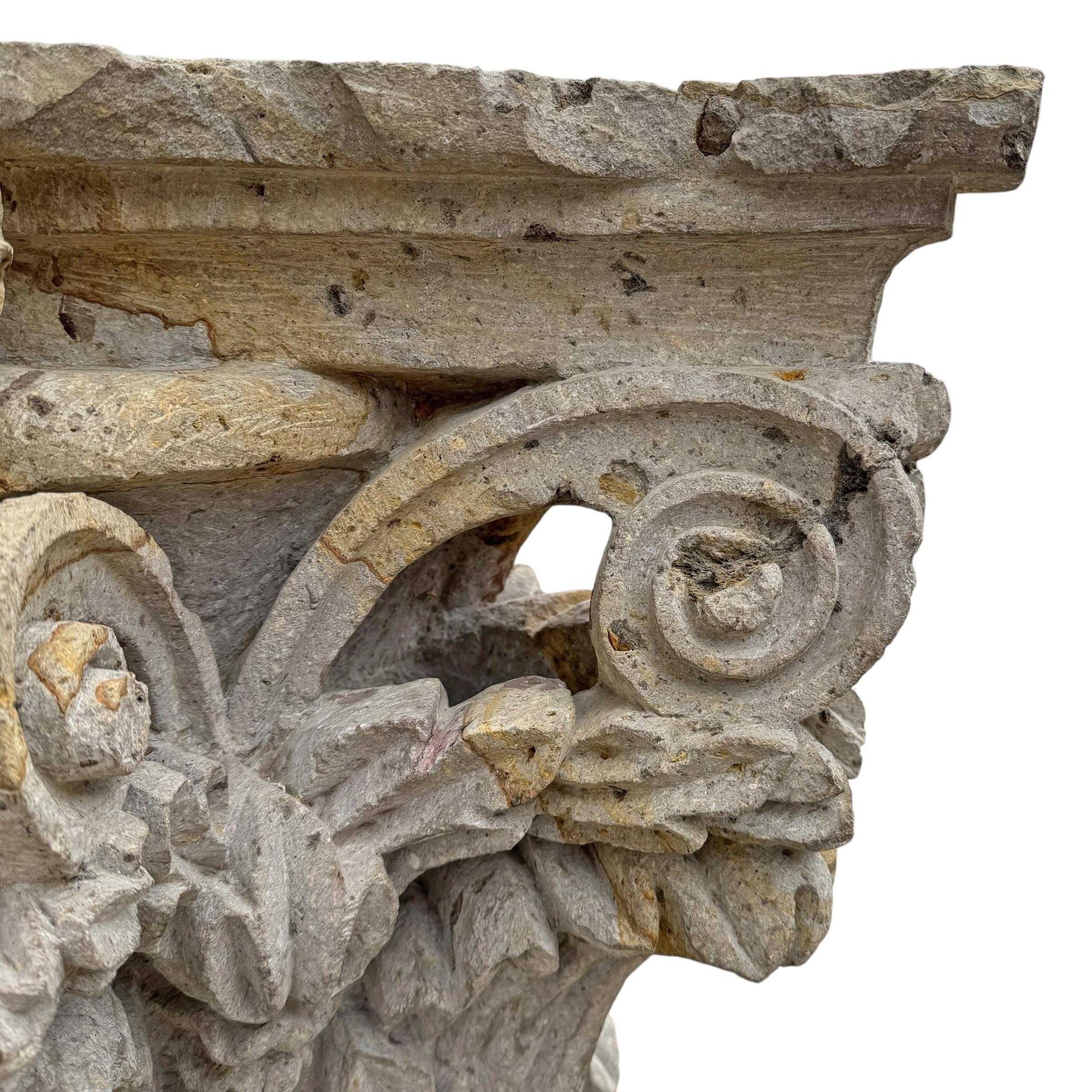 Geschnitzter korinthischer Pilaster-Konsolentisch aus Kalkstein im Angebot 2