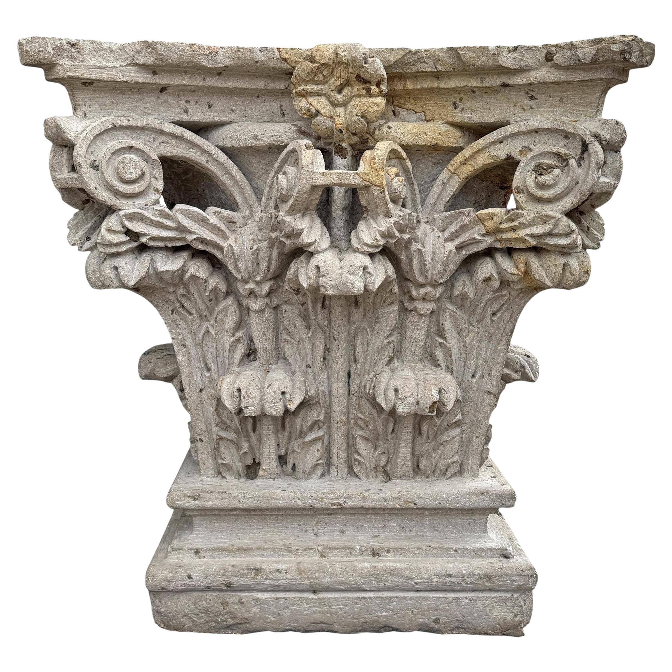 Geschnitzter korinthischer Pilaster-Konsolentisch aus Kalkstein im Angebot
