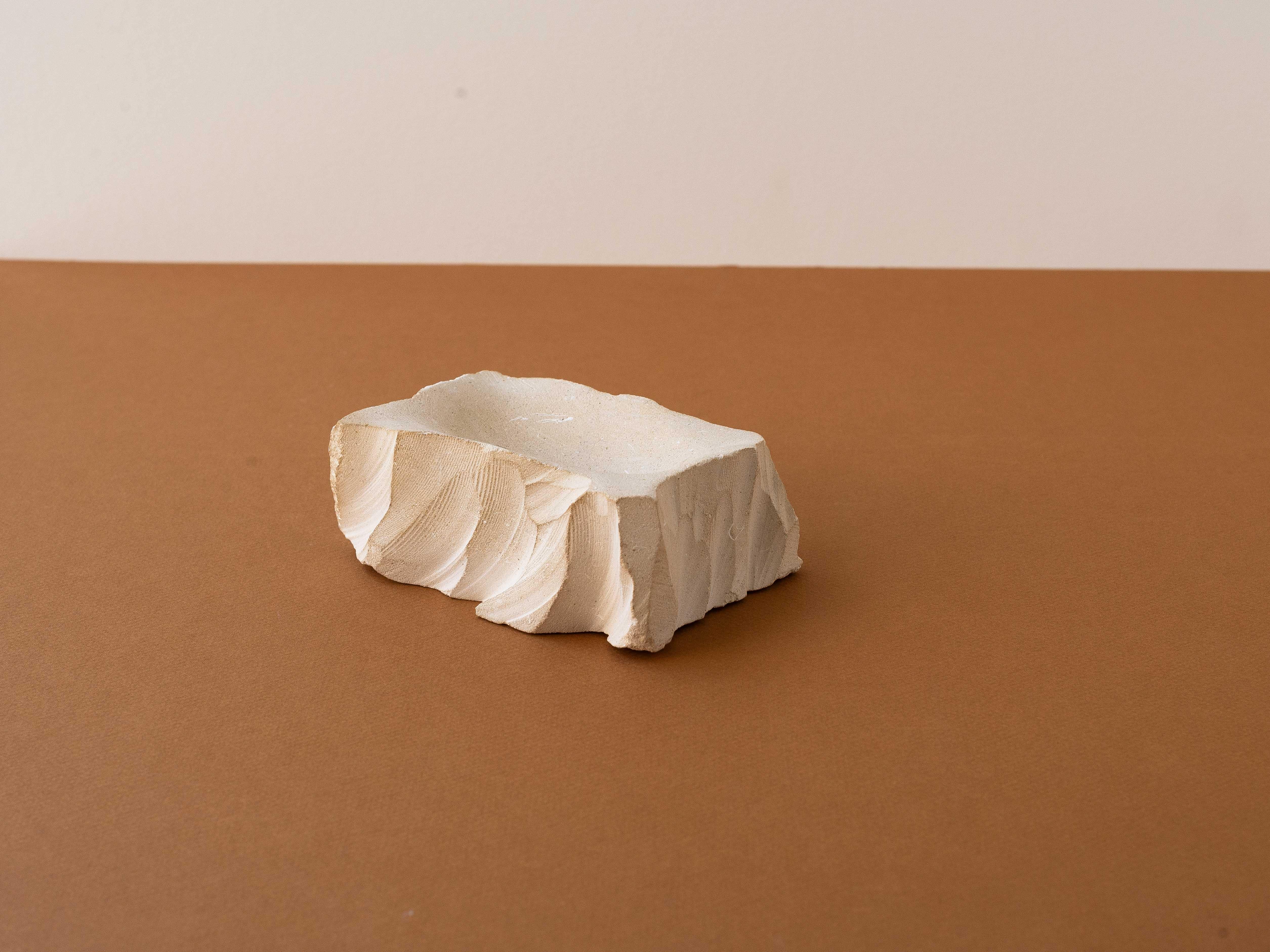 Carved Limestone Decorative Bowl - Stone Vide Poche - France 1970s In Good Condition For Sale In ROUEN, Normandie