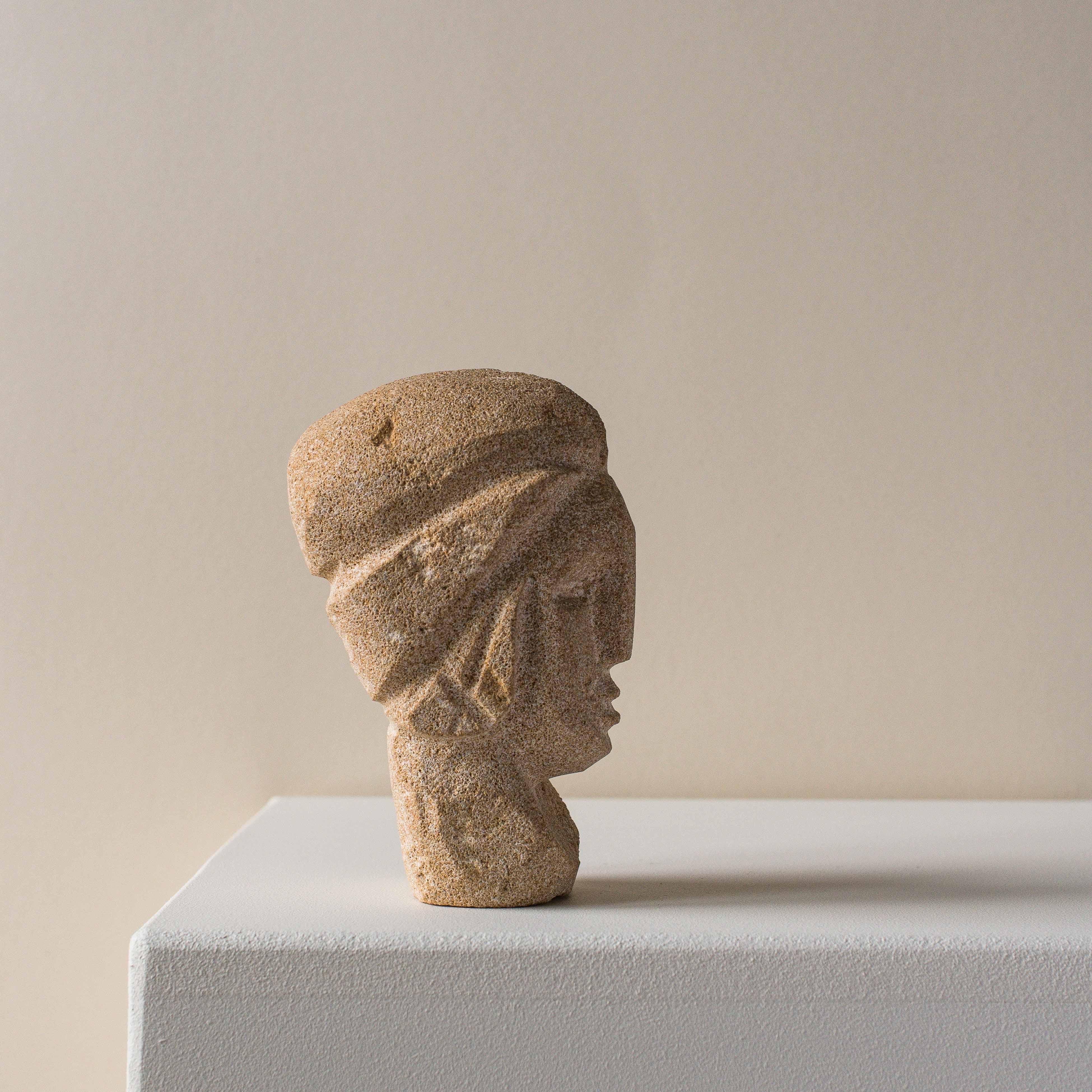 Sculpture française de tête en pierre sculptée des années 1970 Bon état - En vente à ROUEN, FR