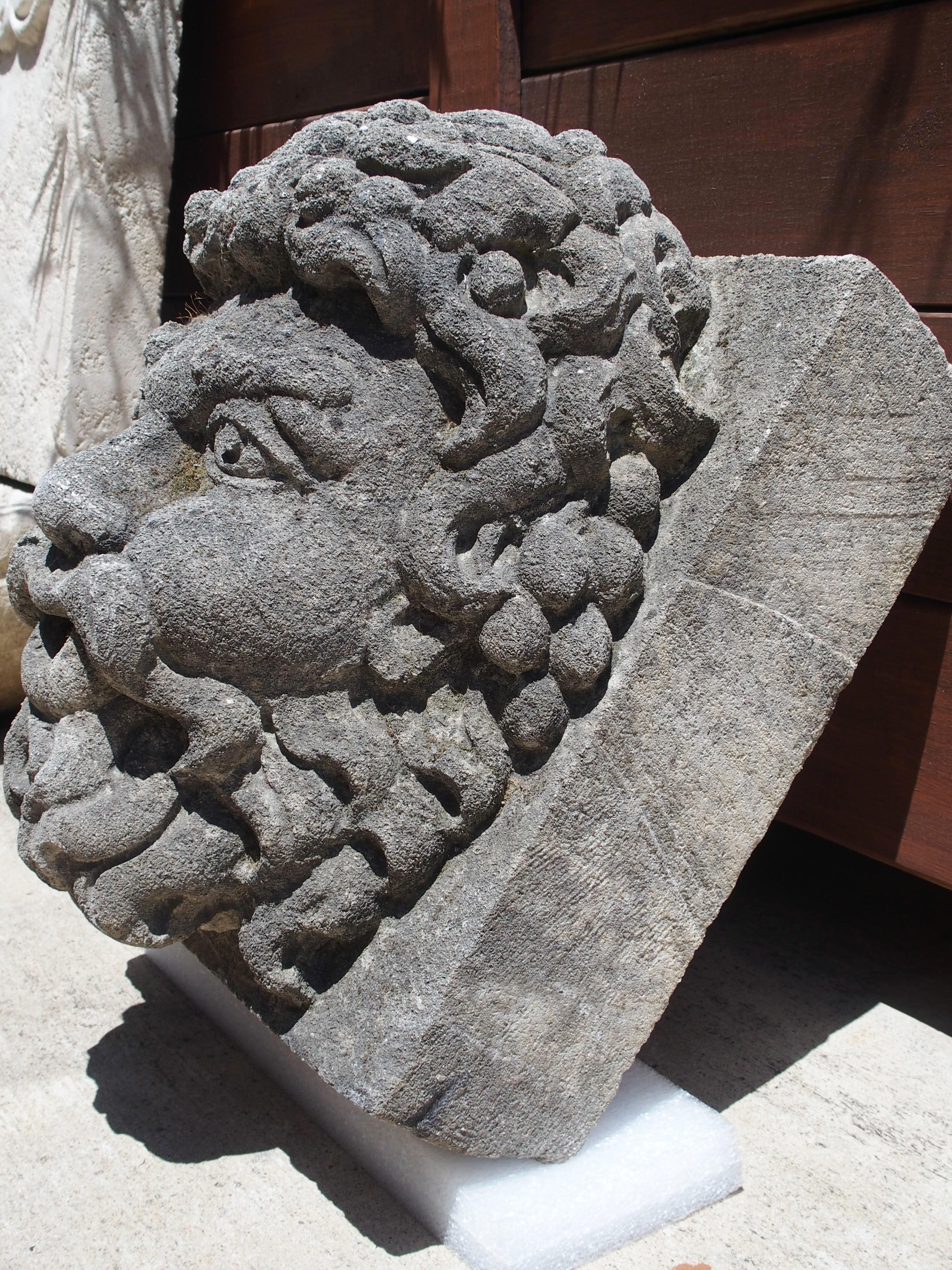 Fontaine en pierre calcaire sculptée à bec de mascaron de la région du Gard en France, C.I.C. Bon état - En vente à Dallas, TX