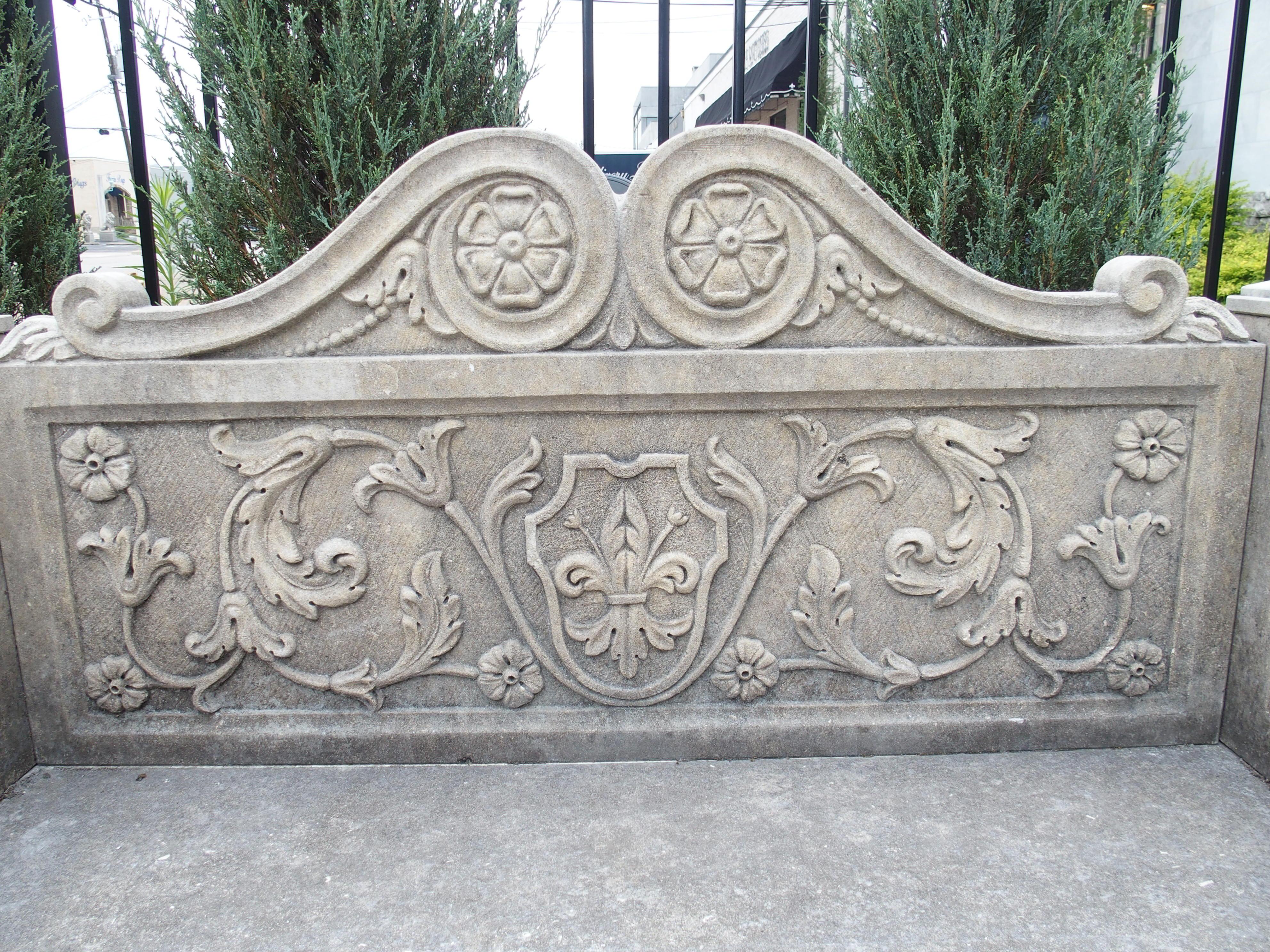 Banco de jardín de piedra caliza tallada con flor de lis y grifo de Florencia, Italia en venta 3