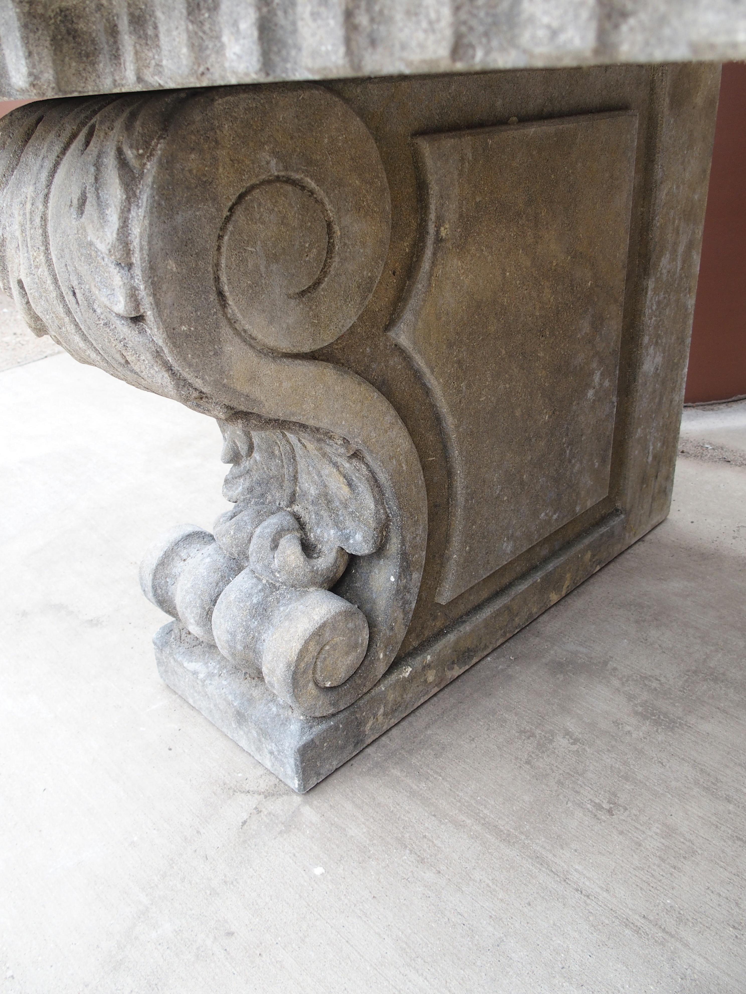 Banco de jardín de piedra caliza tallada con flor de lis y grifo de Florencia, Italia en venta 4
