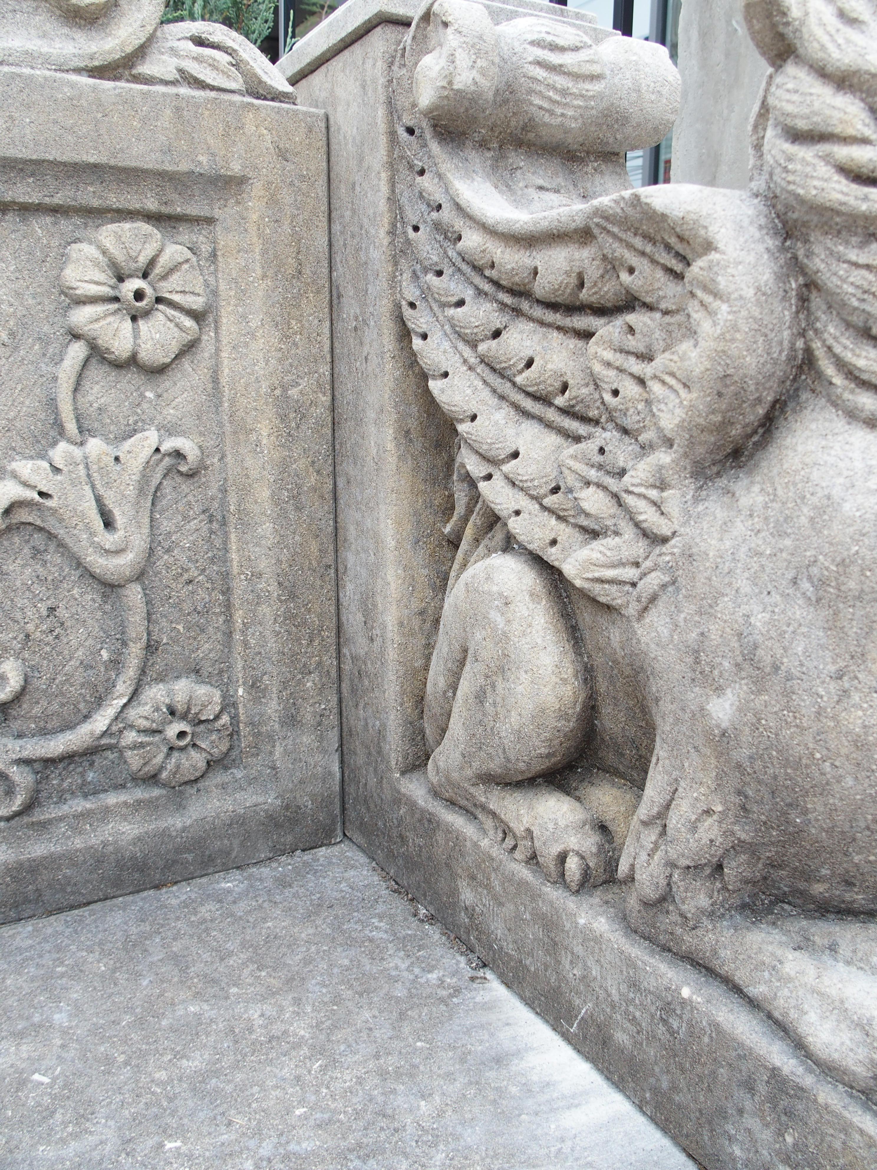 Banco de jardín de piedra caliza tallada con flor de lis y grifo de Florencia, Italia en venta 6