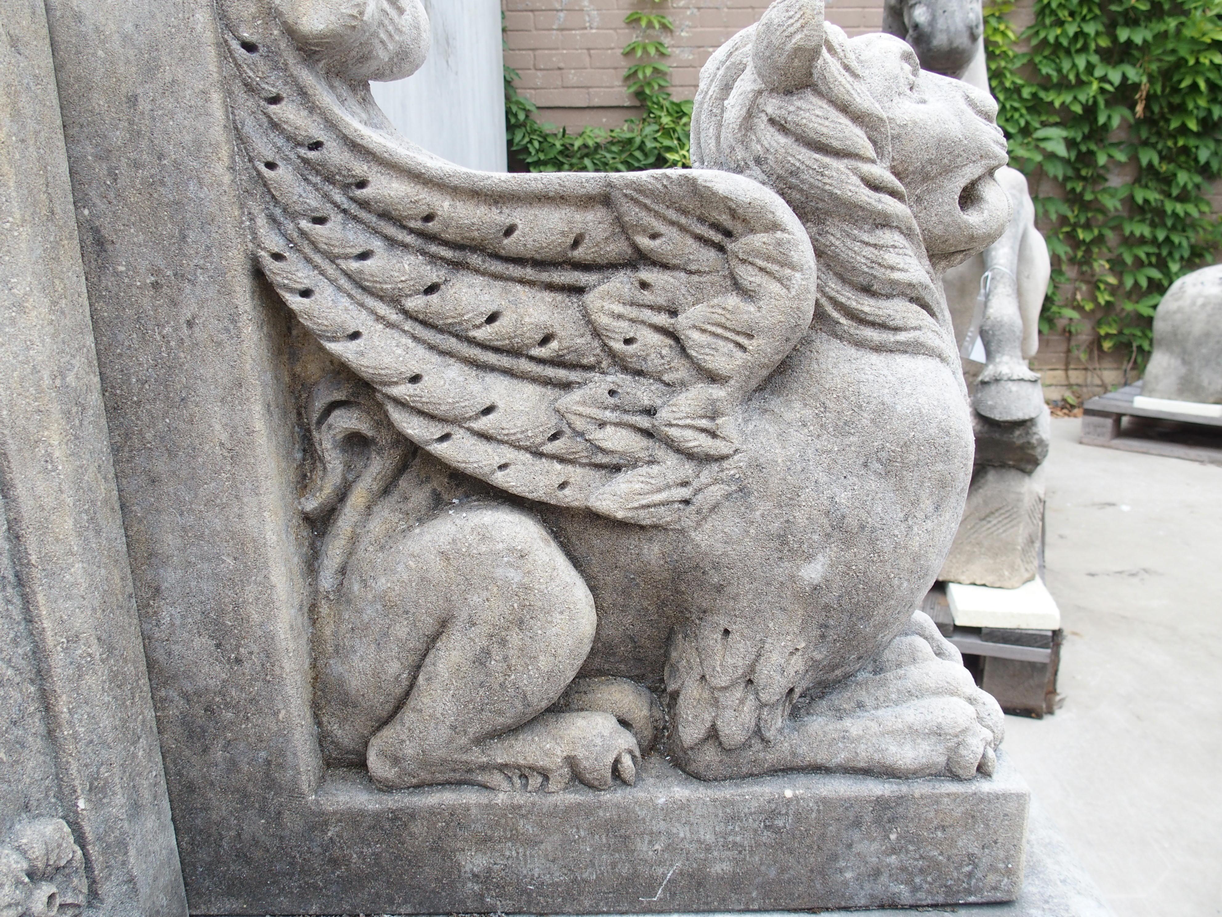 Banco de jardín de piedra caliza tallada con flor de lis y grifo de Florencia, Italia en venta 7