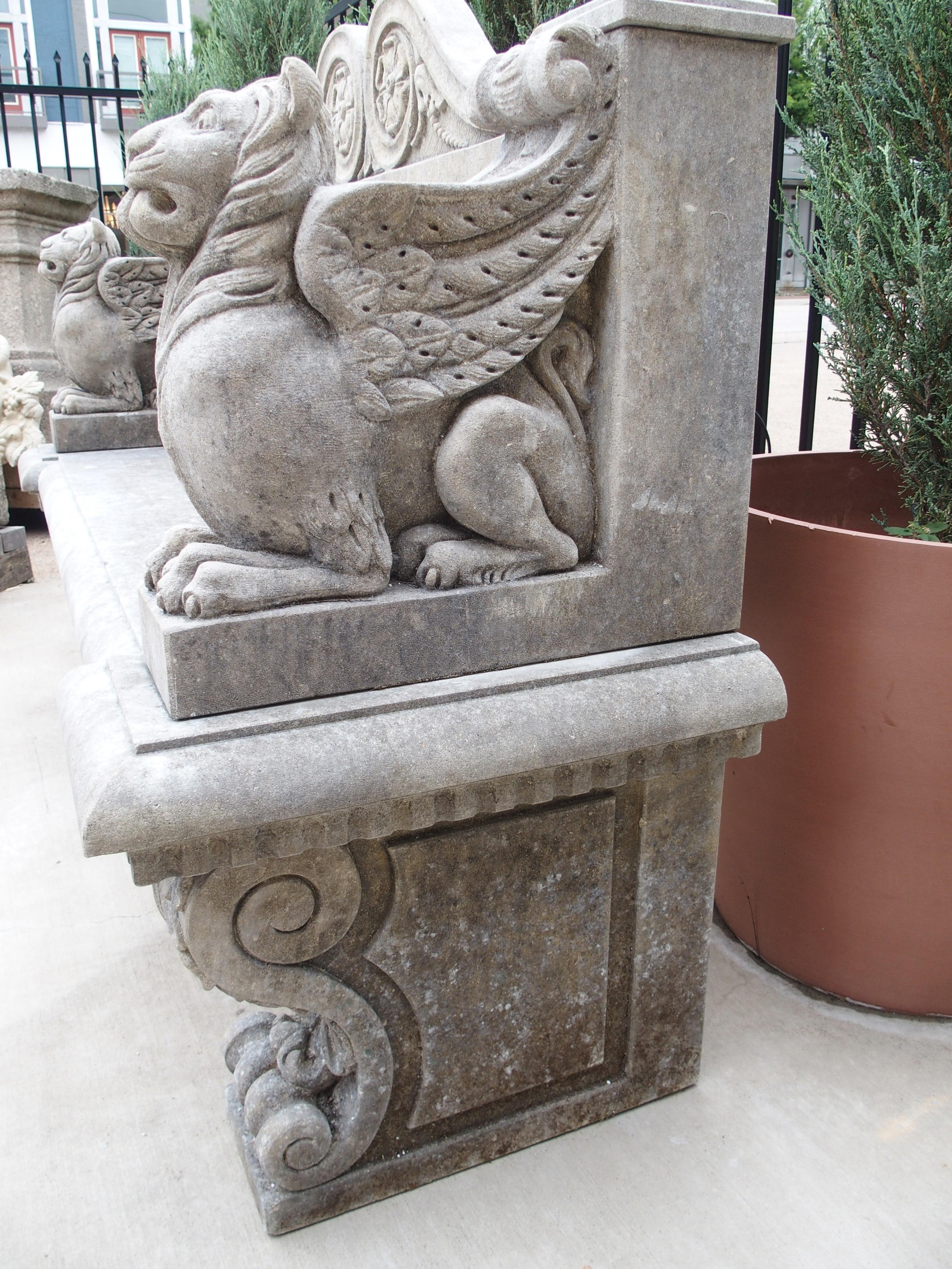 Banco de jardín de piedra caliza tallada con flor de lis y grifo de Florencia, Italia en venta 8