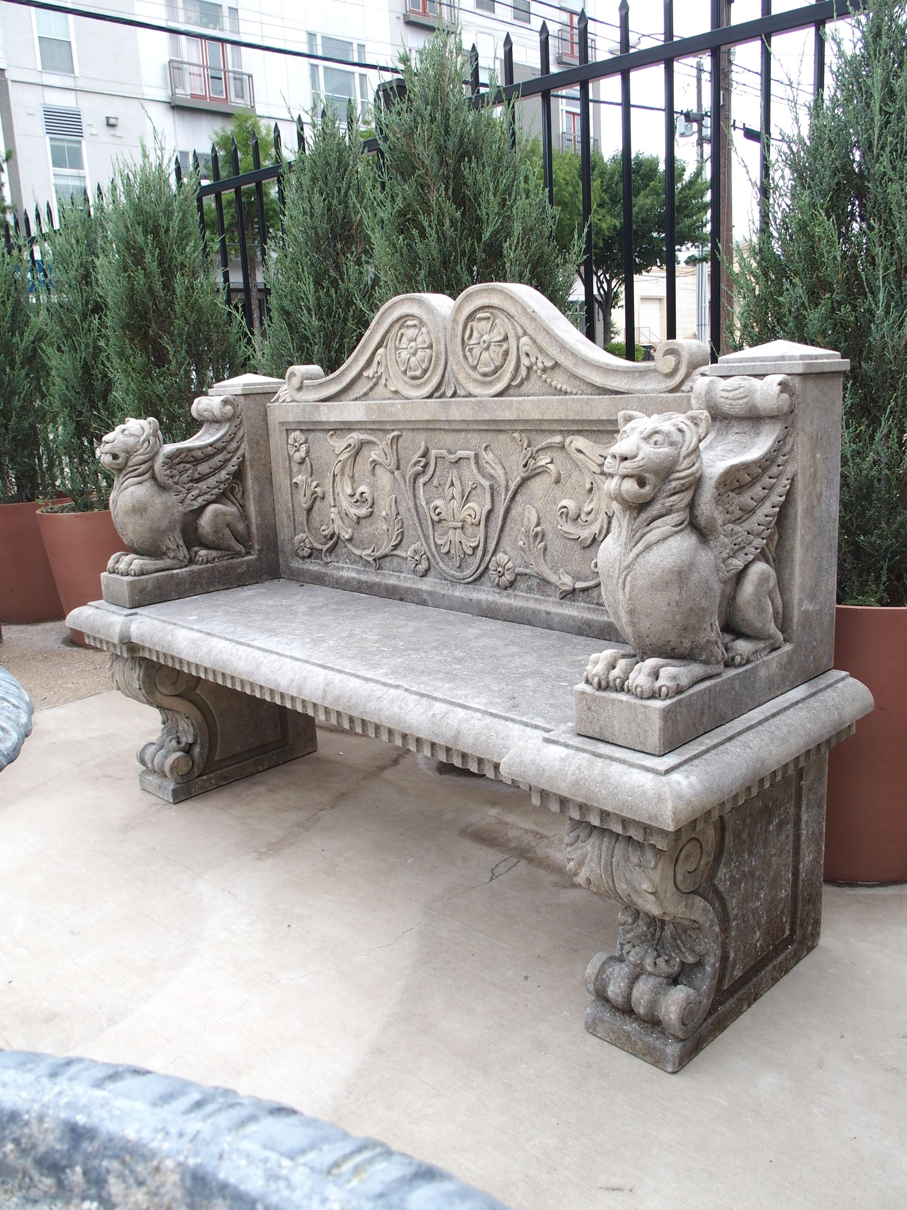 Banco de jardín de piedra caliza tallada con flor de lis y grifo de Florencia, Italia en venta 10
