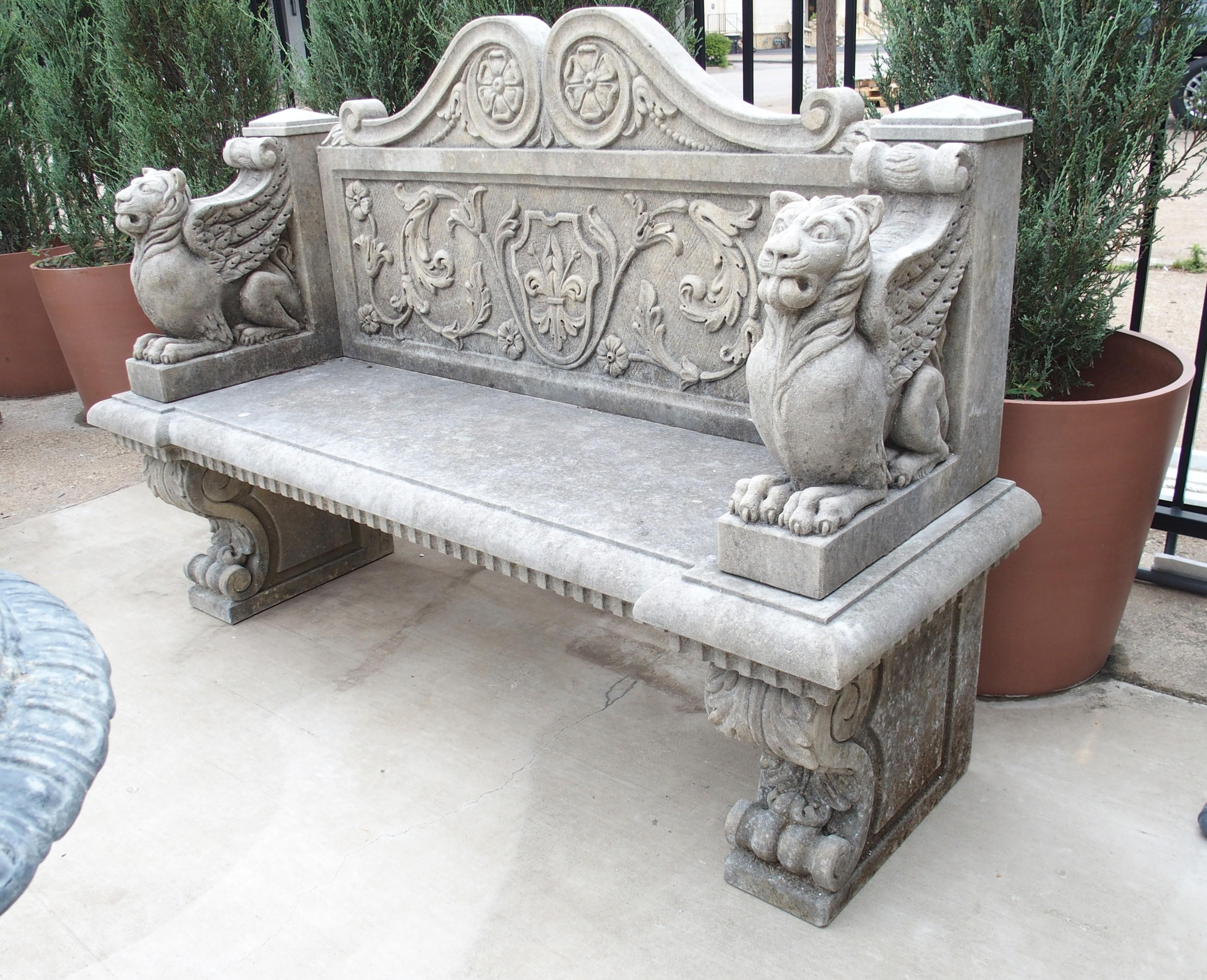 Banco de jardín de piedra caliza tallada con flor de lis y grifo de Florencia, Italia en venta 11