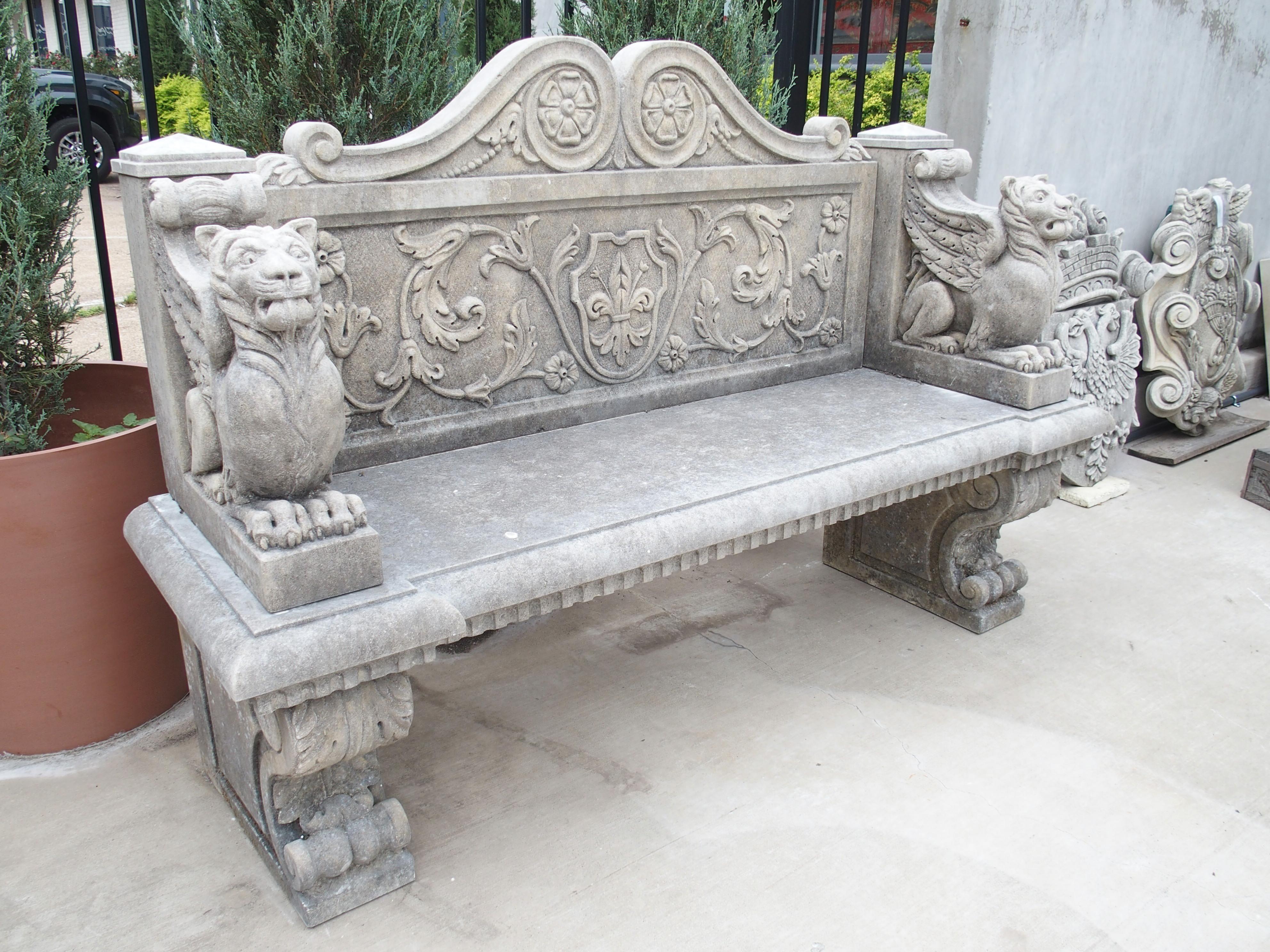 Banco de jardín de piedra caliza tallada con flor de lis y grifo de Florencia, Italia en venta 12
