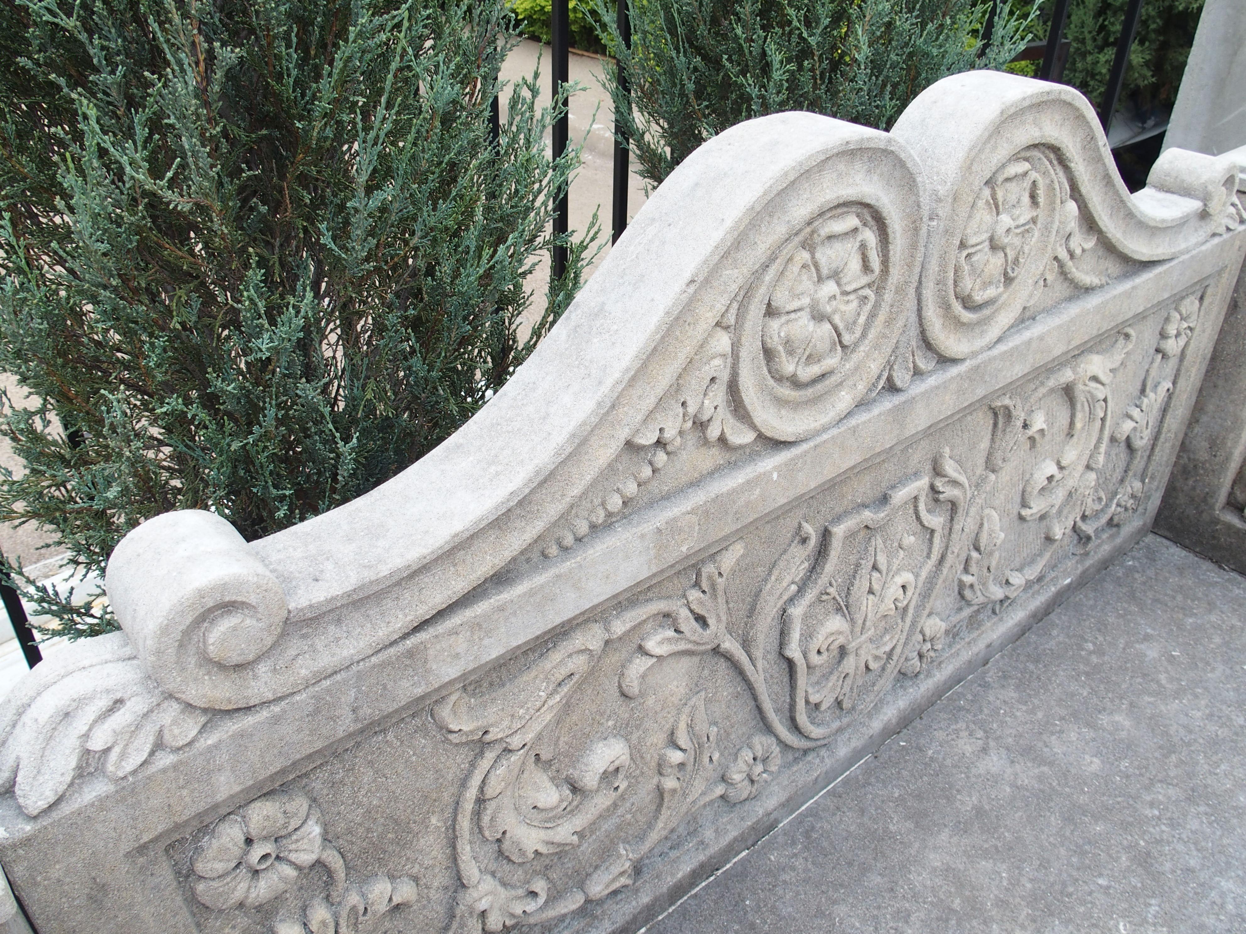 Banco de jardín de piedra caliza tallada con flor de lis y grifo de Florencia, Italia en venta 13
