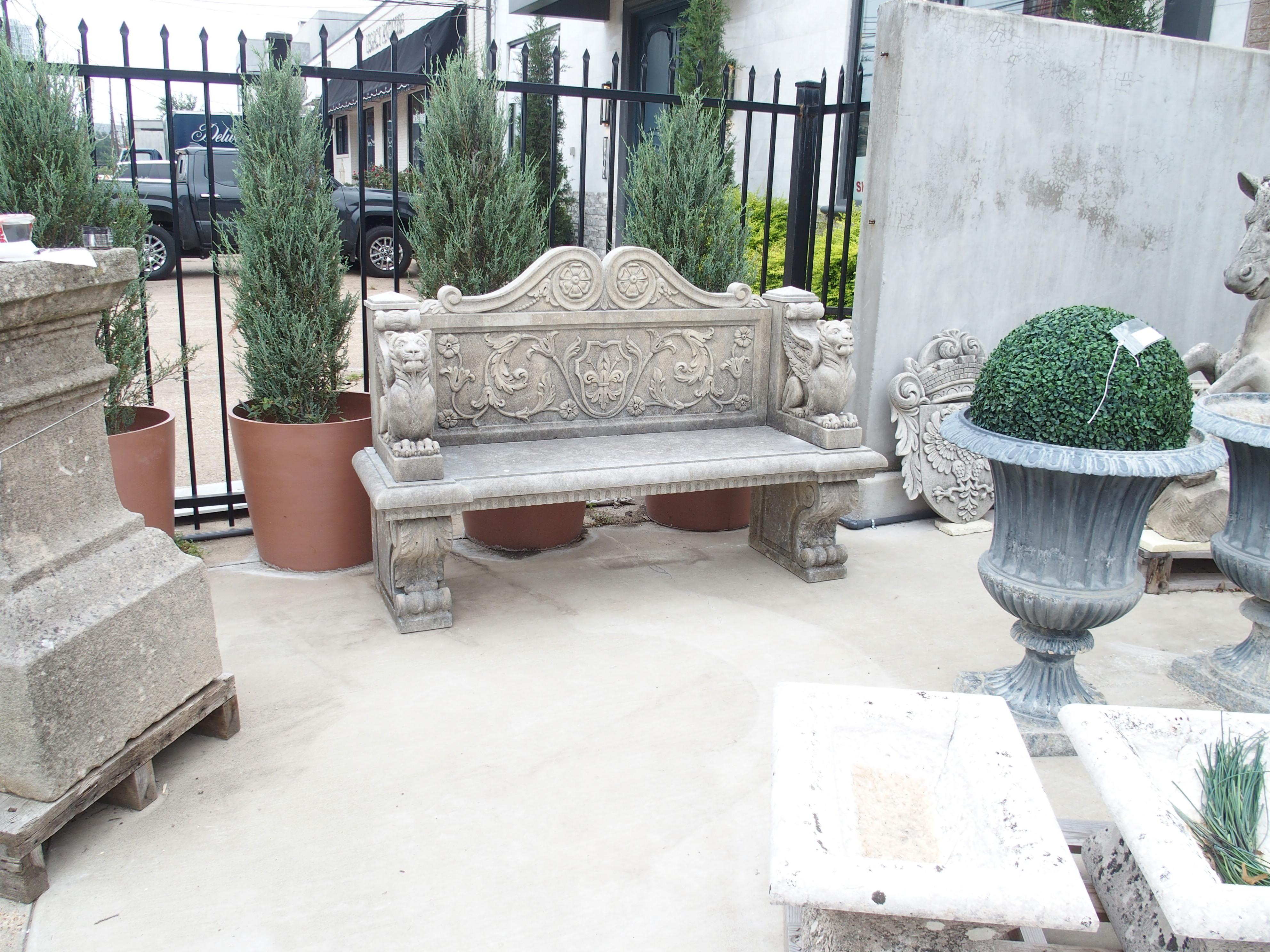 Banco de jardín de piedra caliza tallada con flor de lis y grifo de Florencia, Italia Italiano en venta