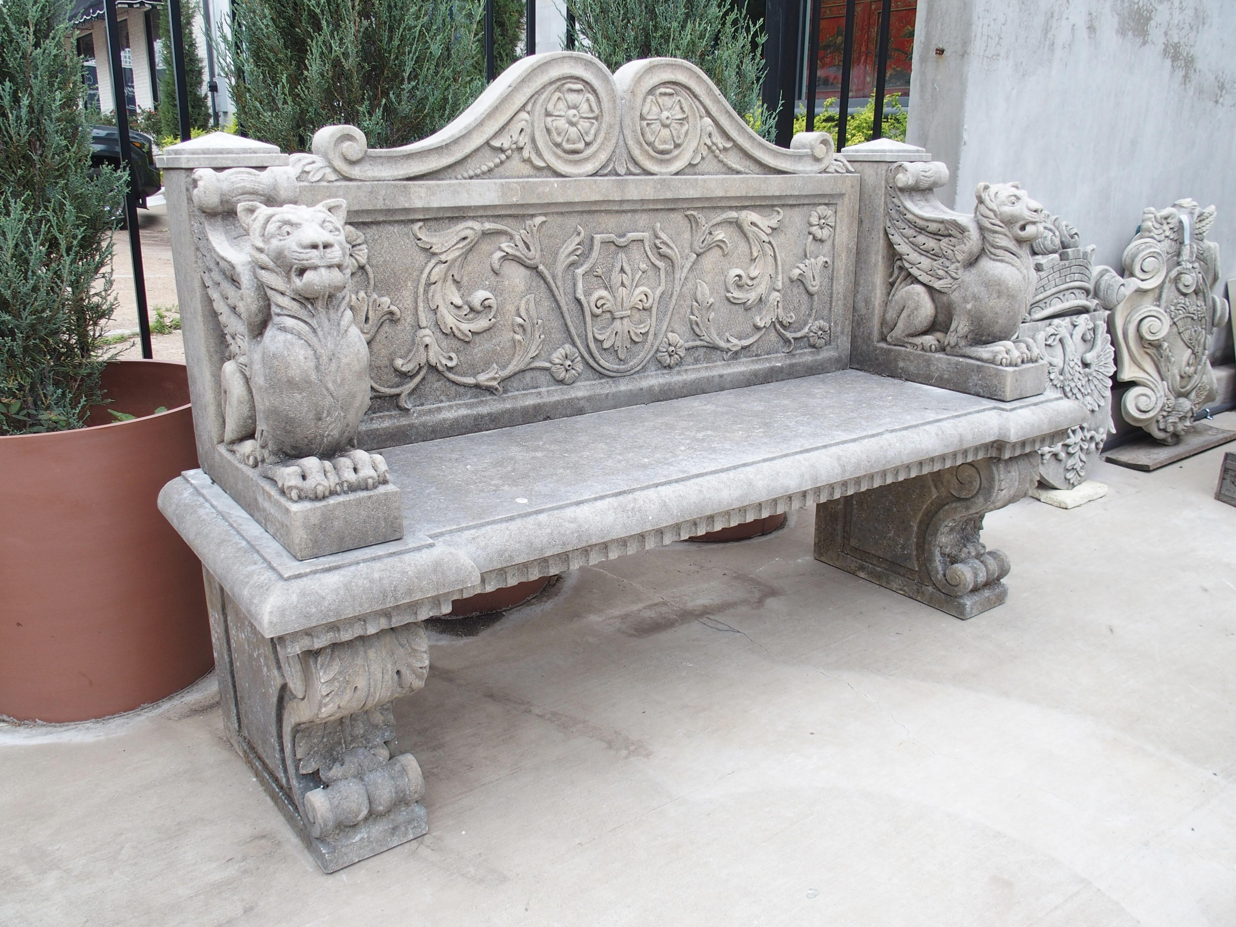 Banco de jardín de piedra caliza tallada con flor de lis y grifo de Florencia, Italia Tallado a mano en venta
